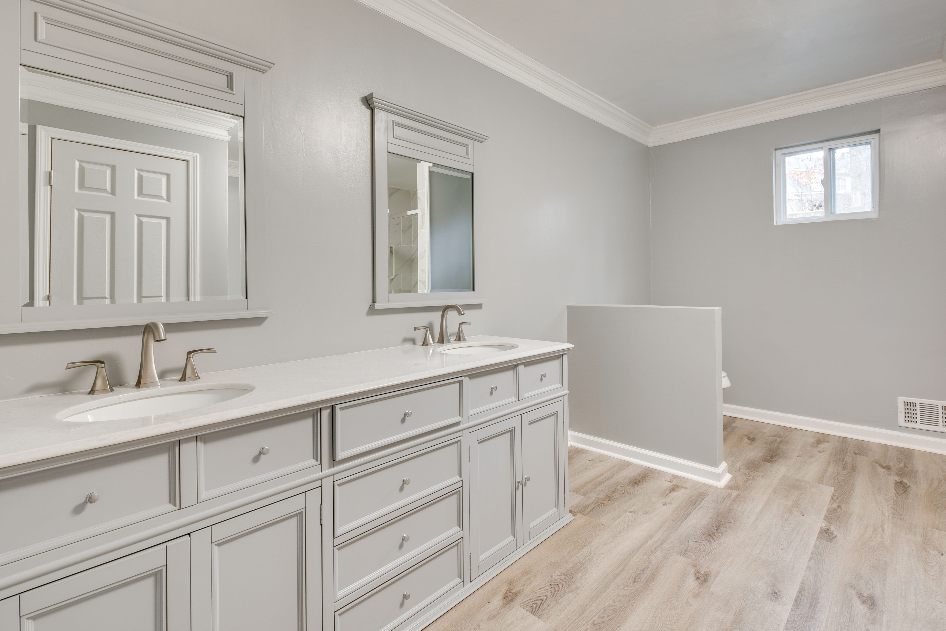 Full Bathroom | Towels Provided | 1st Floor