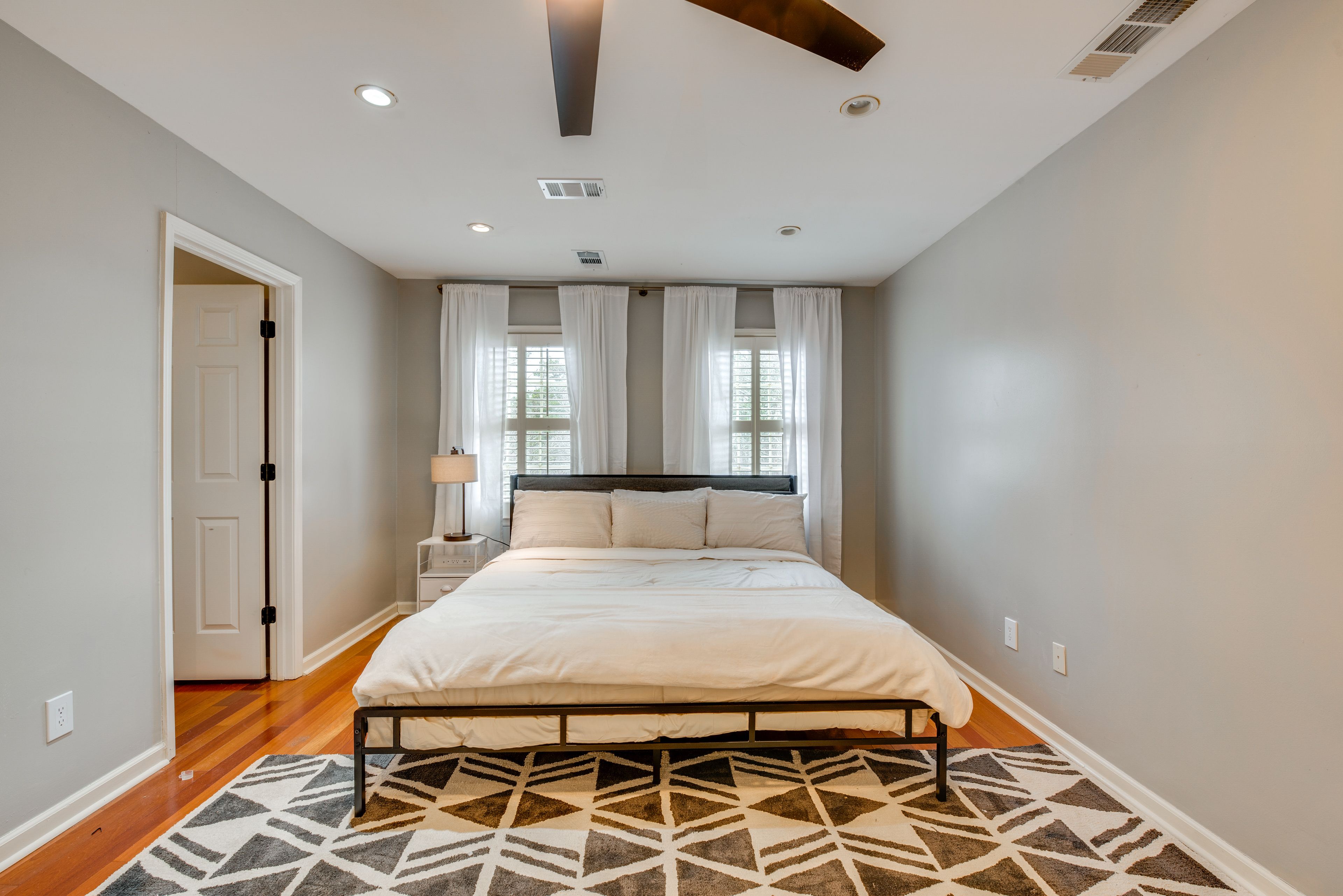 Bedroom 2 | King Bed | 1st Floor