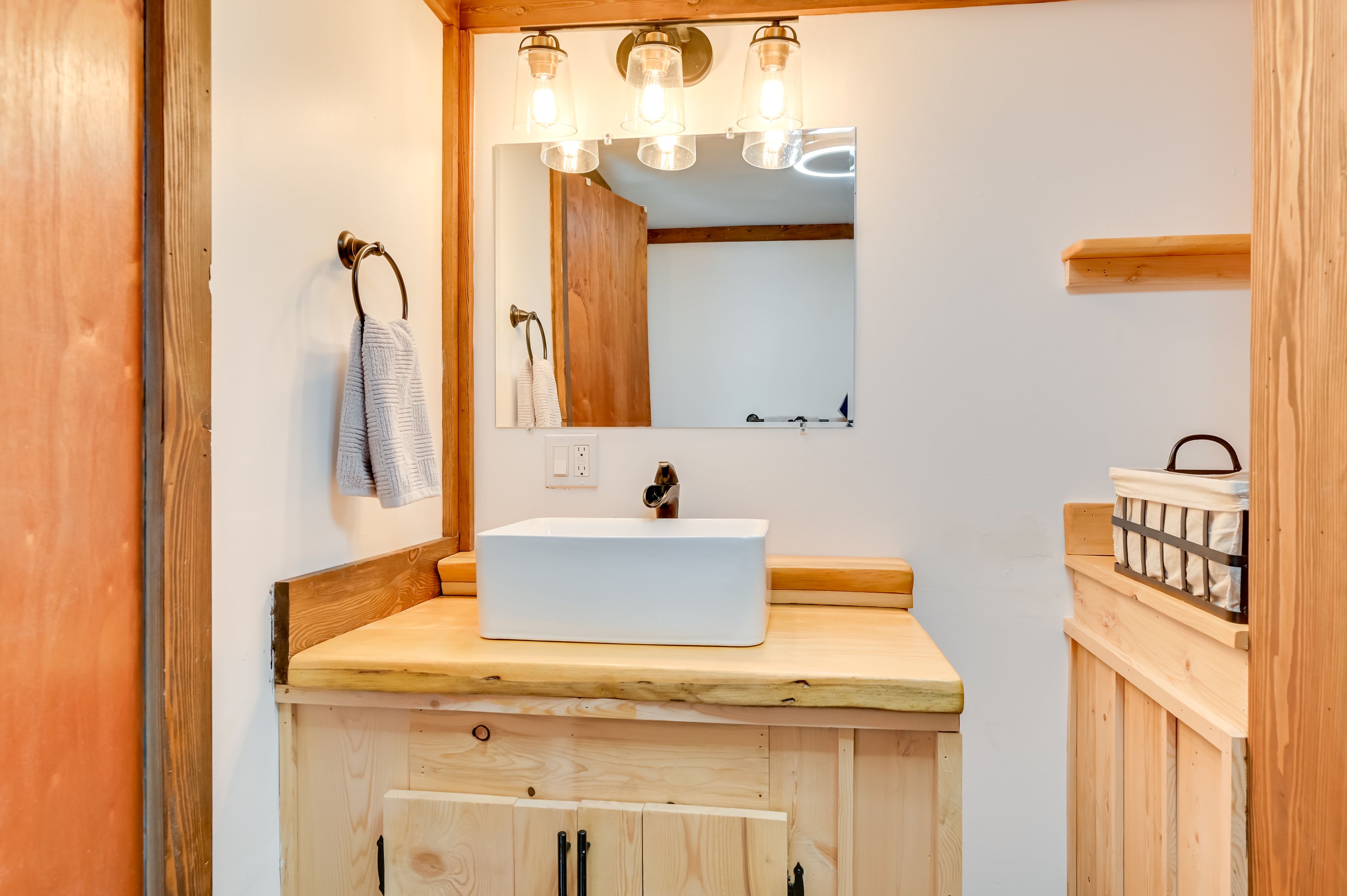 Bathroom | Complimentary Toiletries | Towels Provided