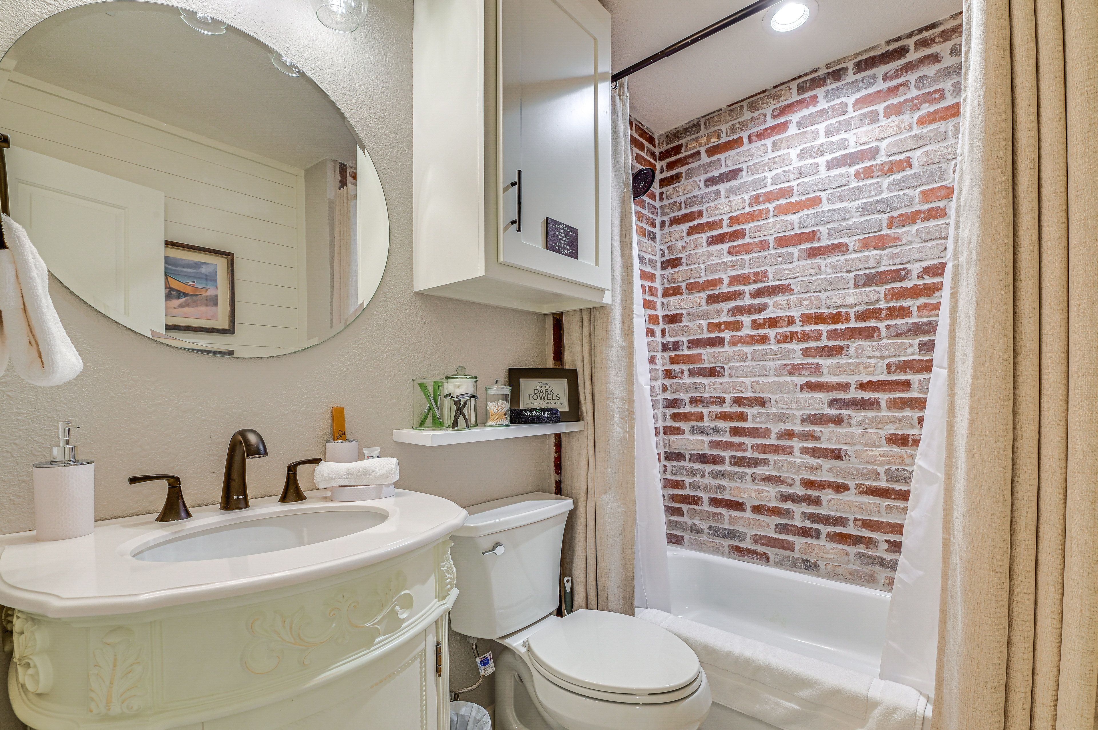 Full Bathroom | Towels Provided