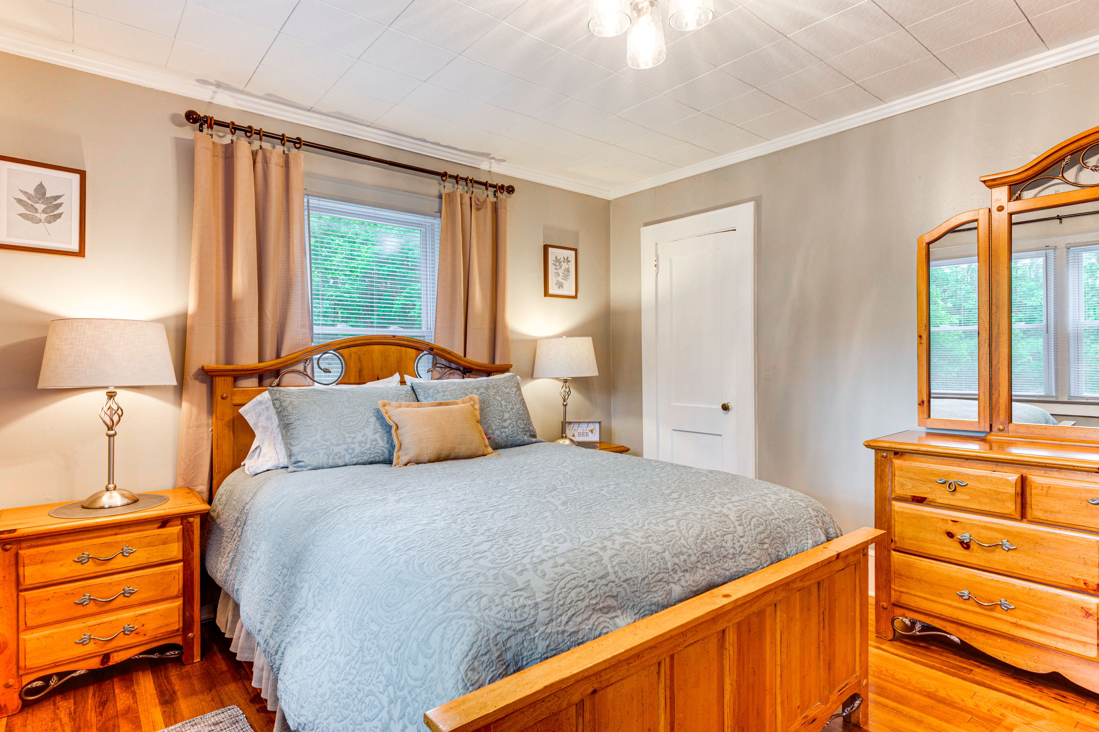 Bedroom 1 | Queen Bed | Smart TV | Linens Provided