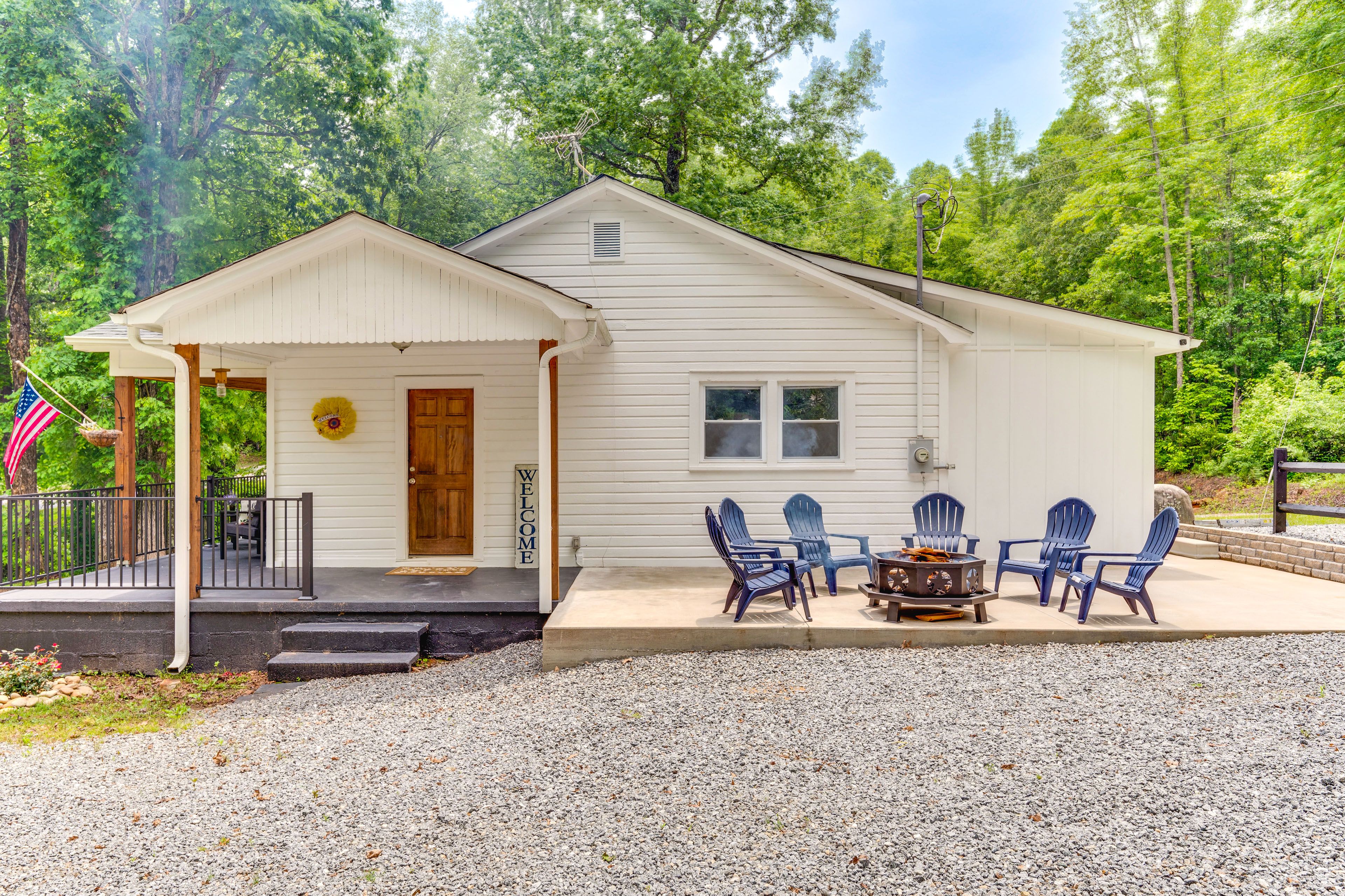 Single-Story House | Wood-Burning Fire Pit | Self Check-In | 3 Mi to Downtown