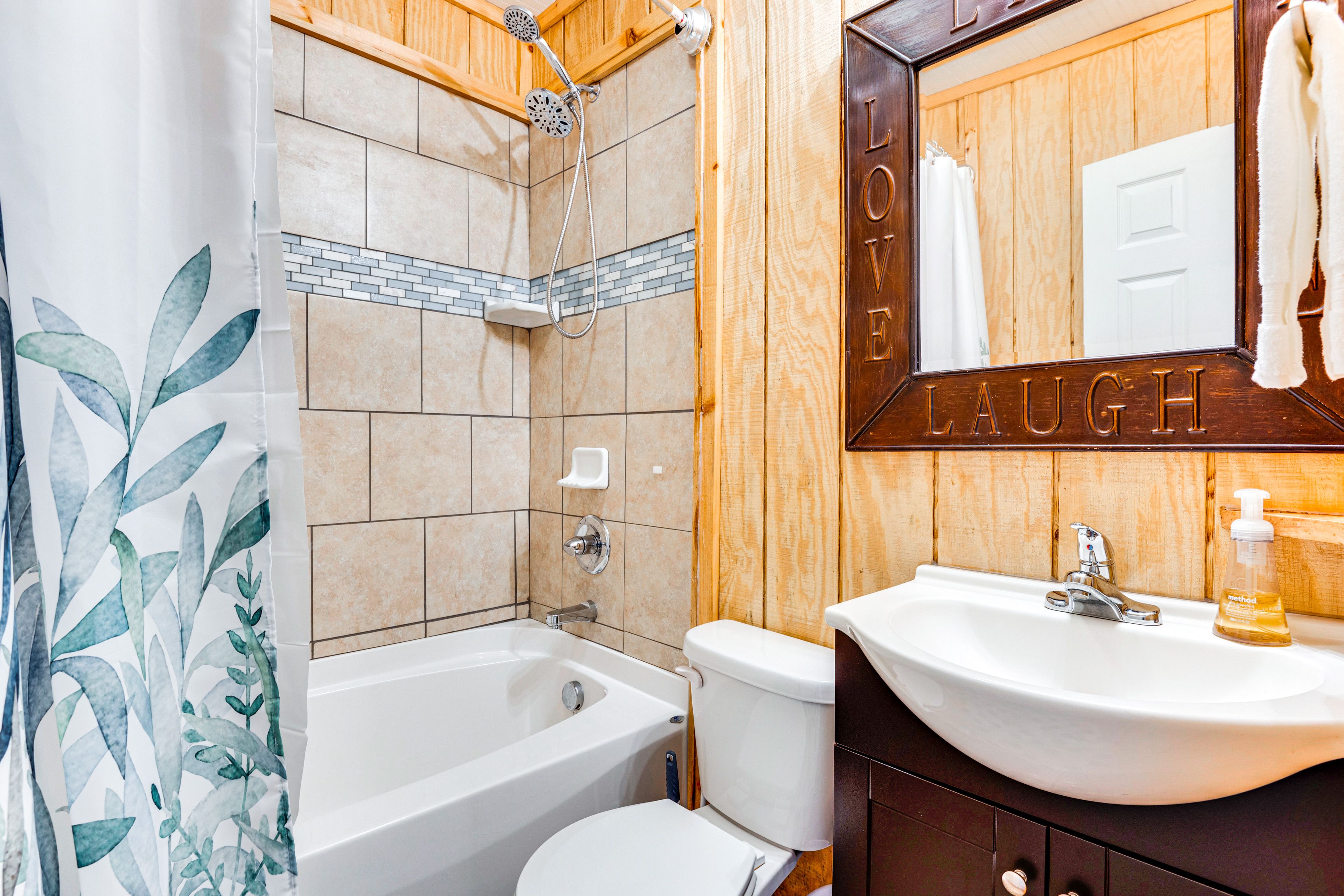 Full Bathroom | Towels Provided | Complimentary Toiletries | Hair Dryer
