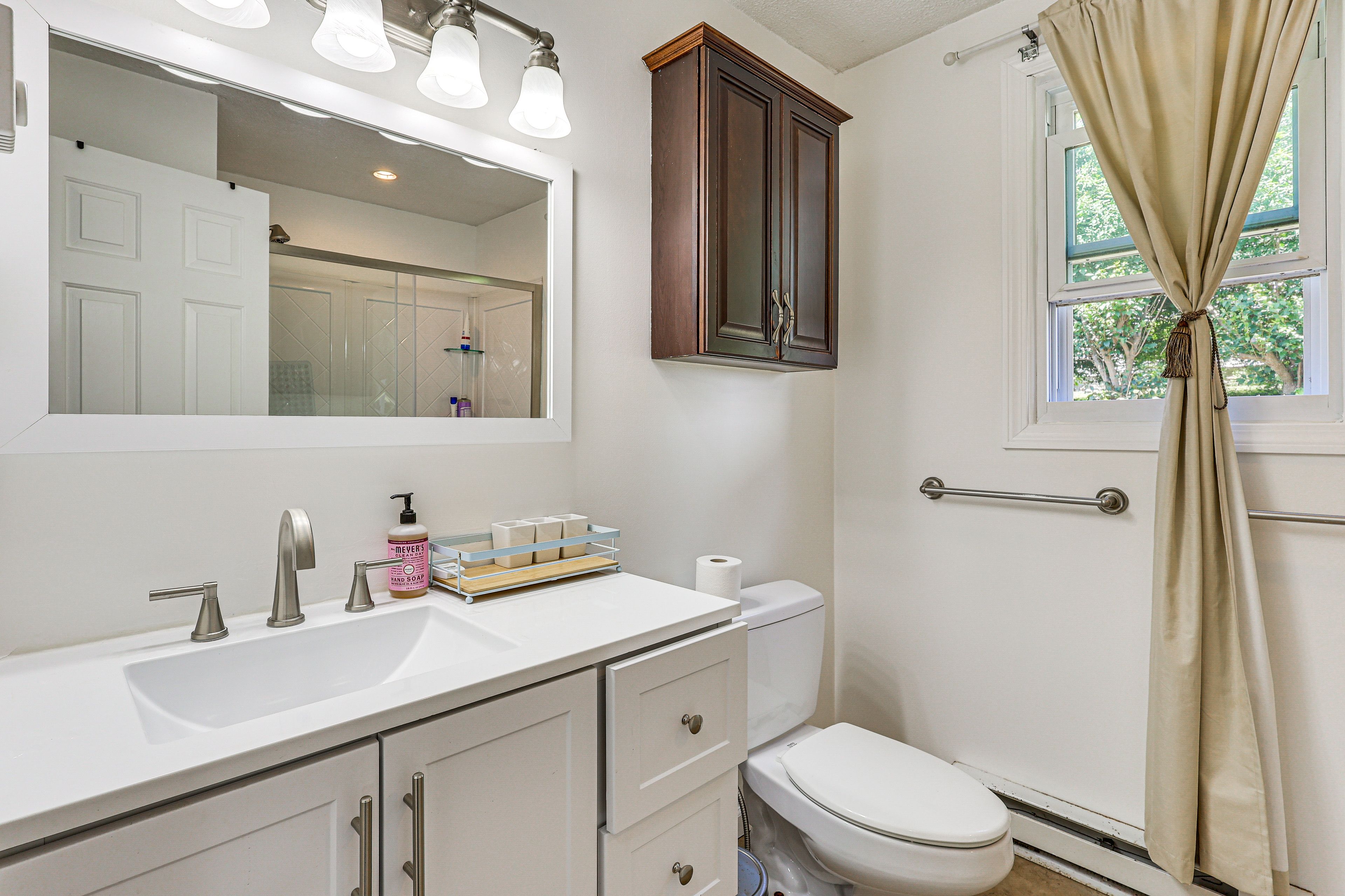 Full Bathroom | Towels Provided | Complimentary Toiletries | 1st Floor