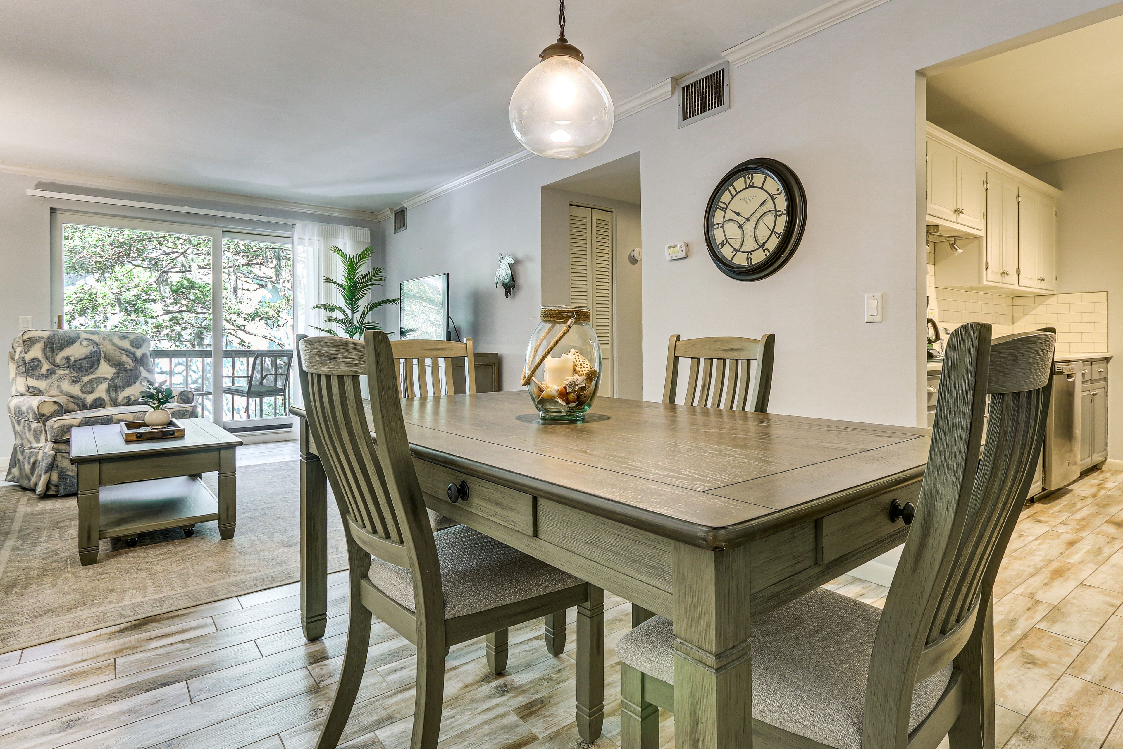 Dining Area | Dishware & Flatware Provided