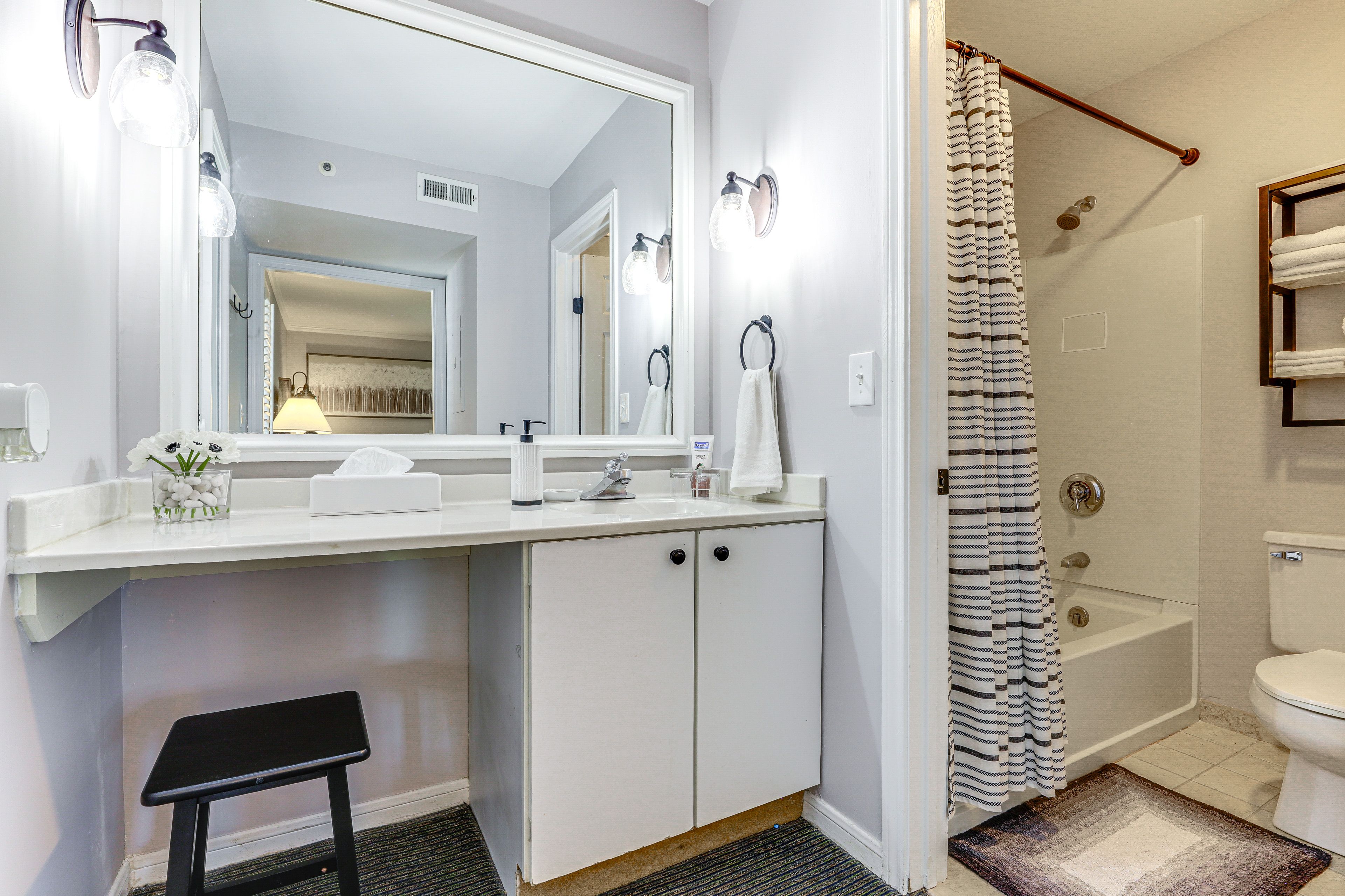 Full Bathroom | Complimentary Toiletries