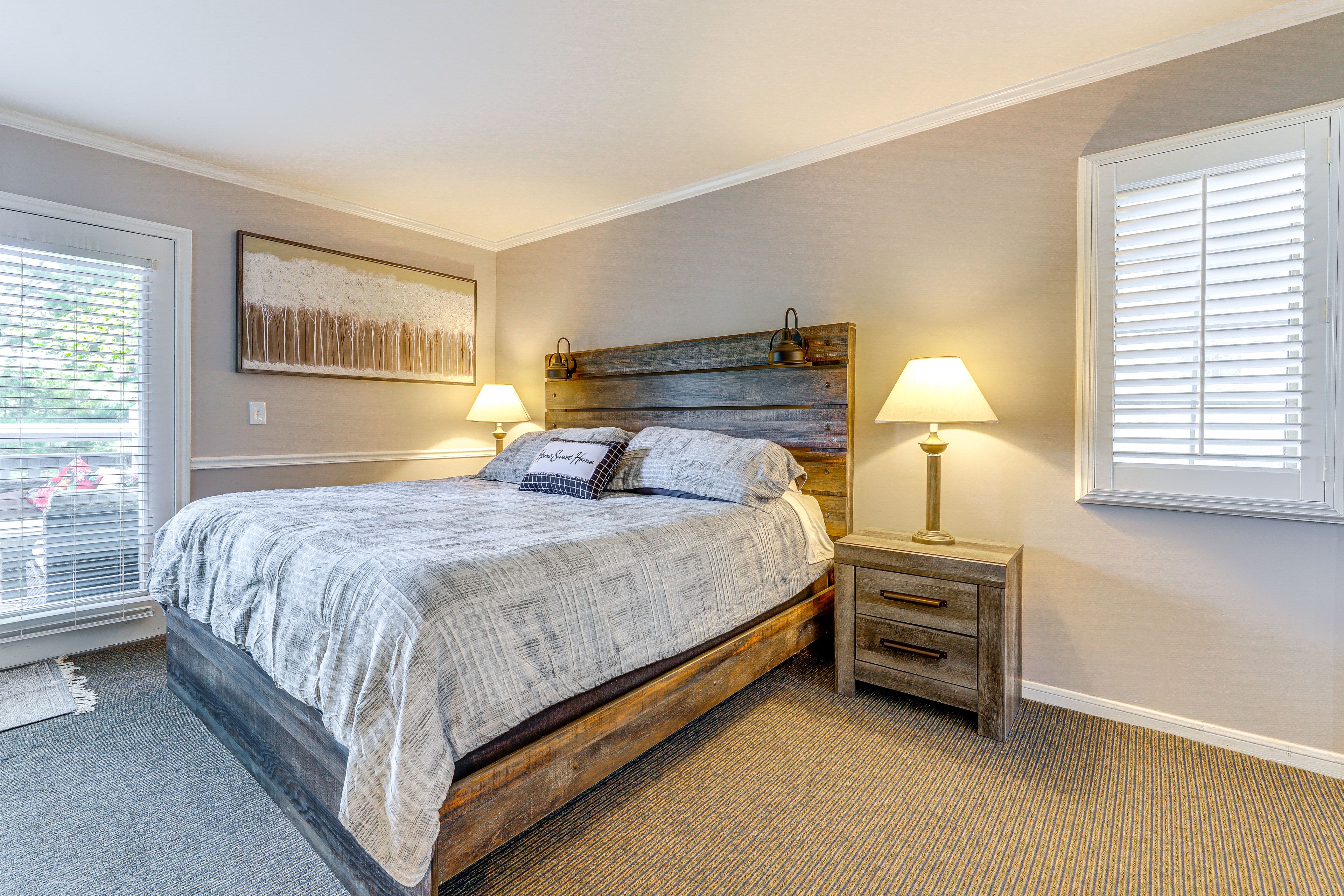 Studio | King Bed | Linens & Towels Provided