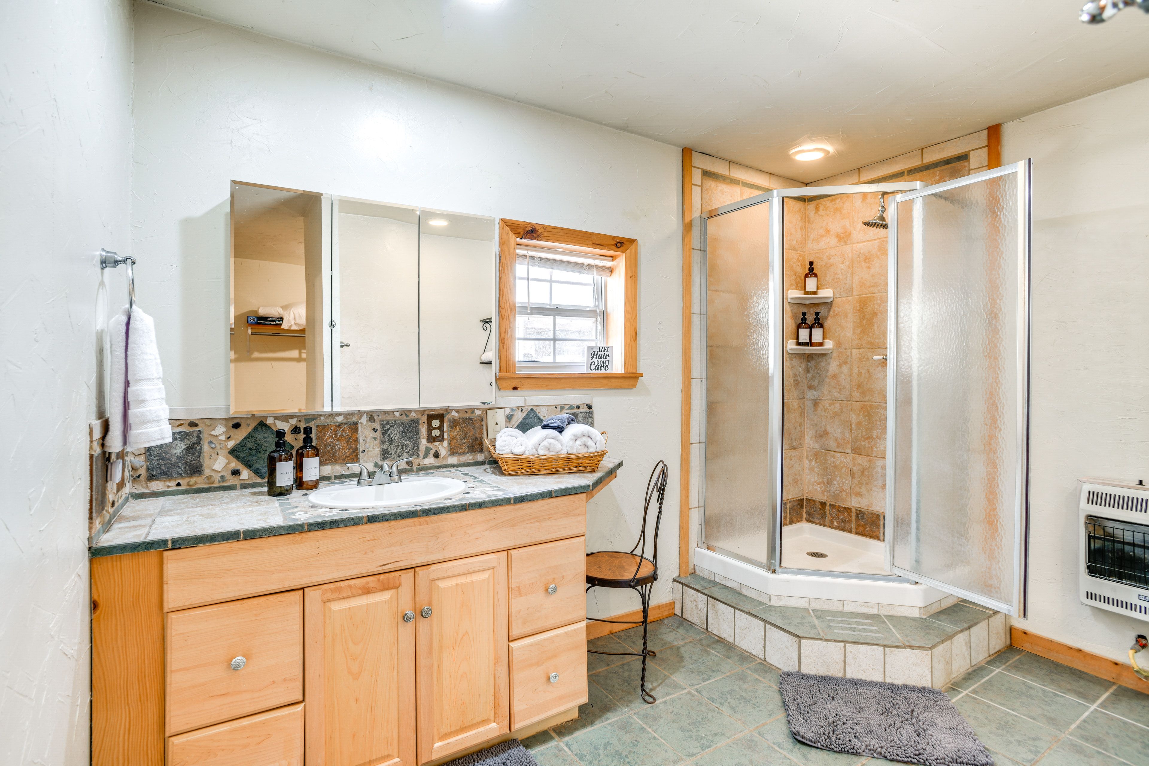 Full Bath | Towels | Hair Dryer | 1st Floor