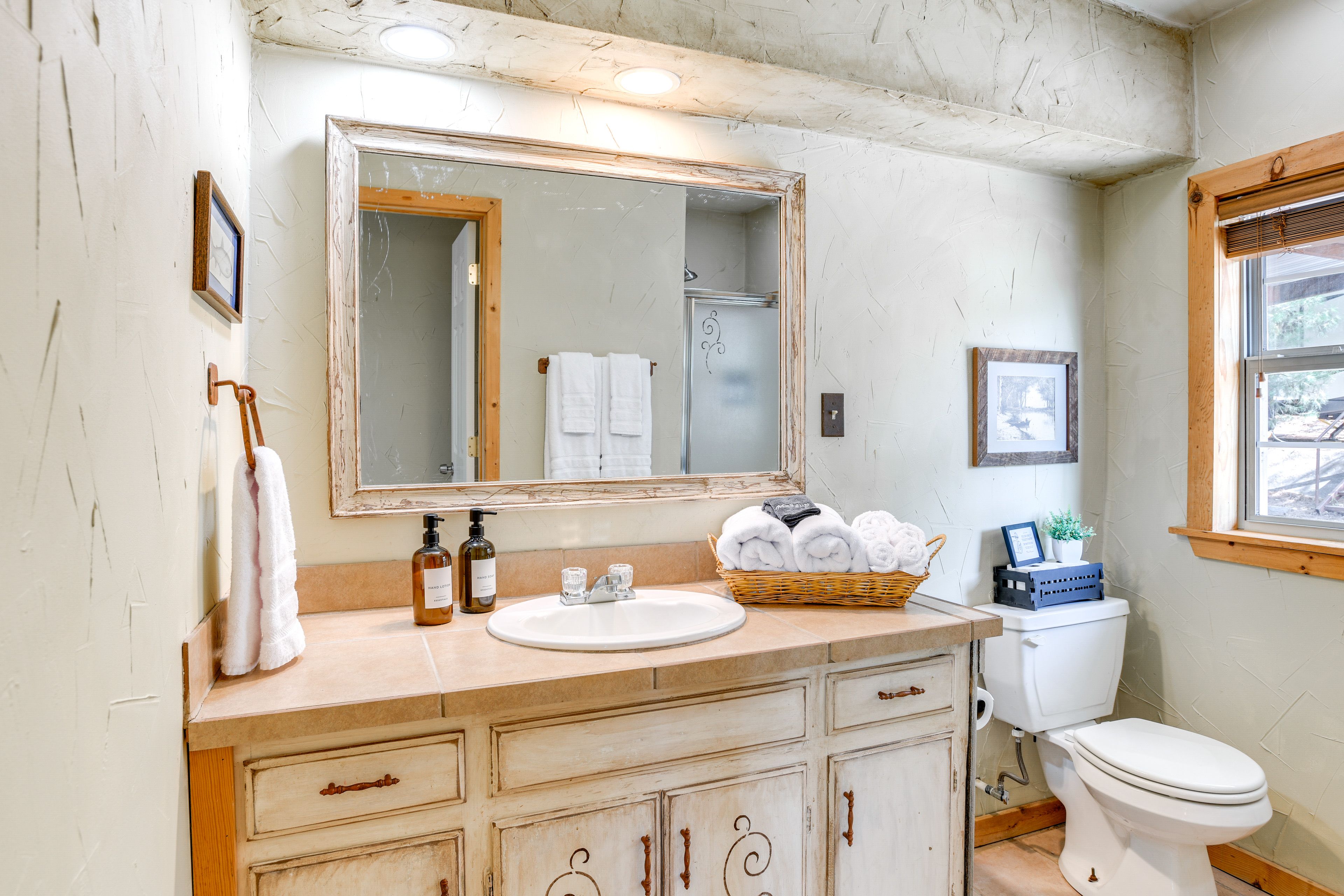 Full Bath | 1st Floor
