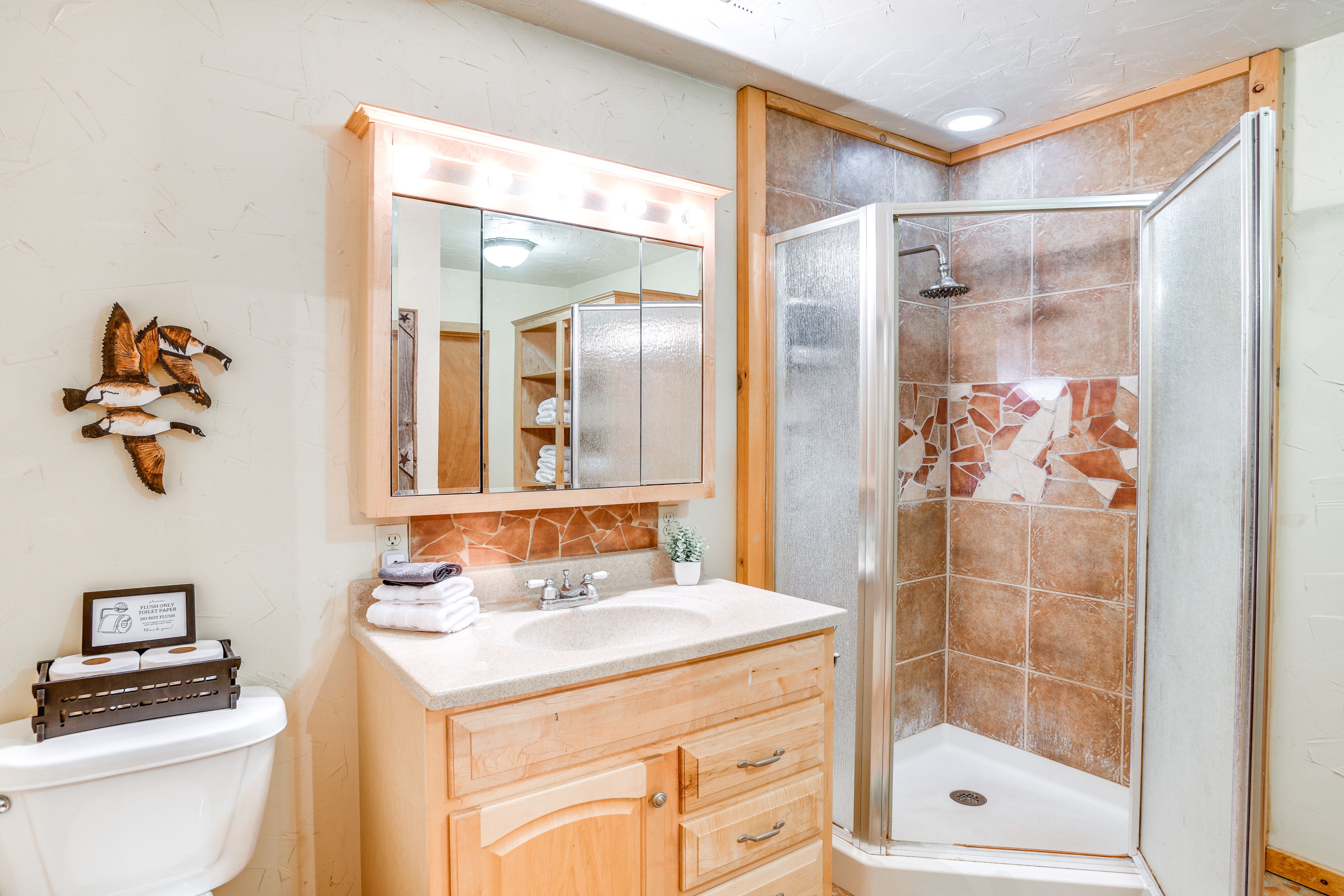 Full Bath | Complimentary Toiletries | 2nd Floor