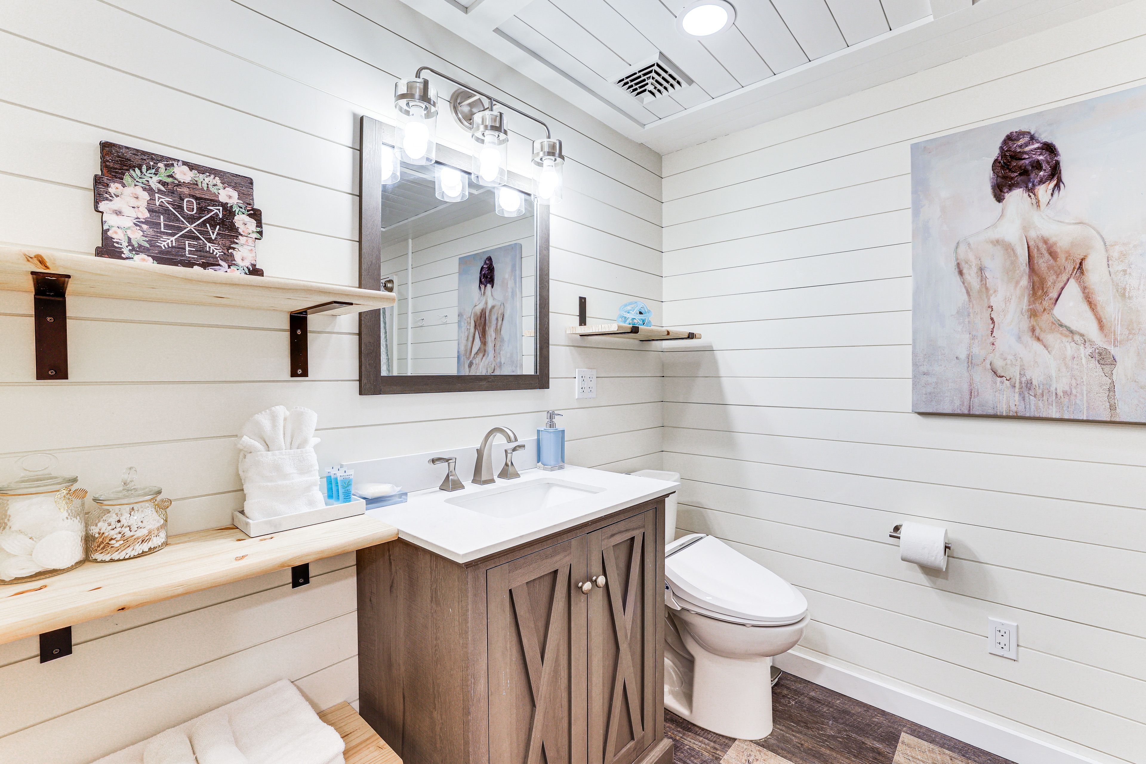 Full Bathroom | Complimentary Toiletries