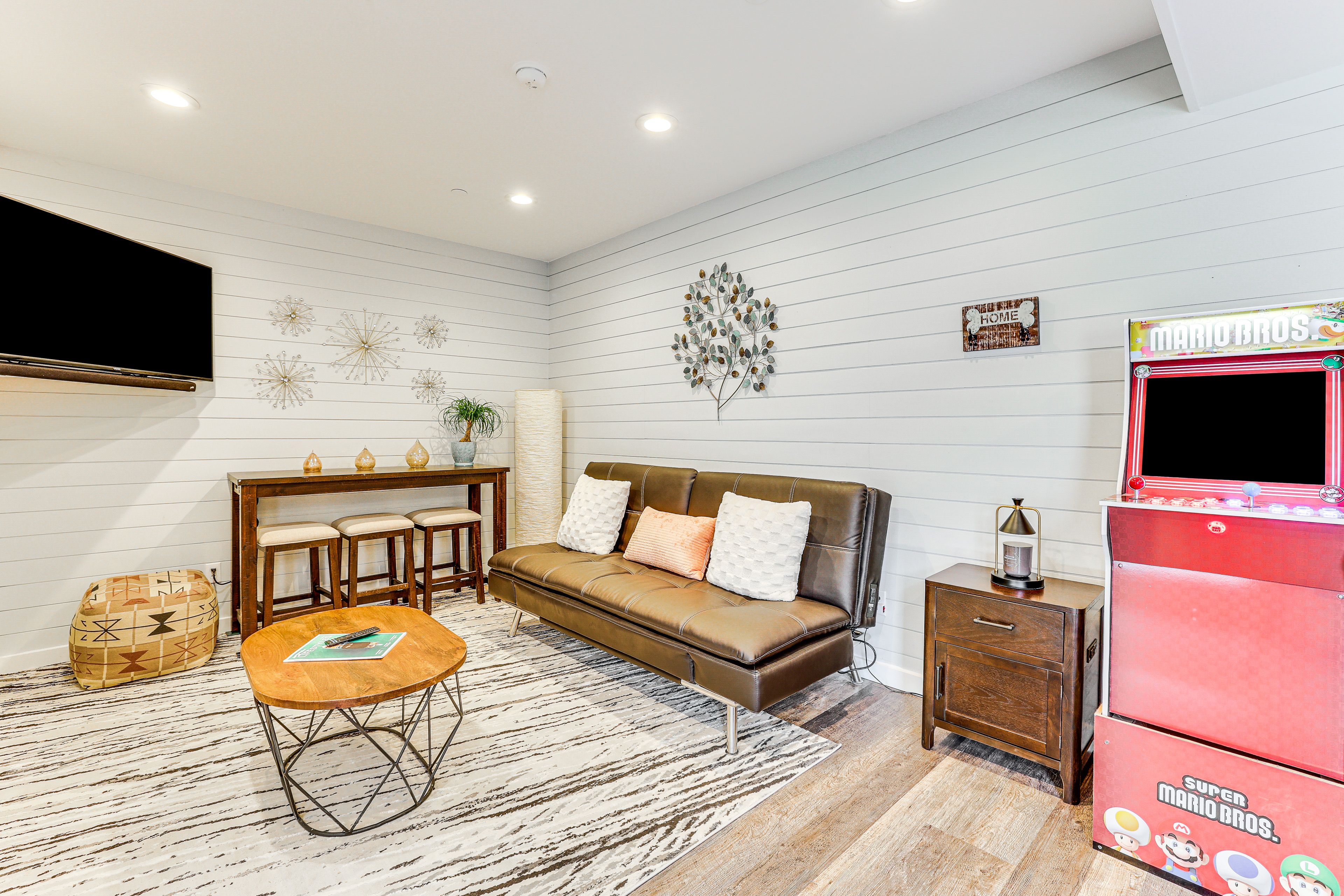 Living Room | Full Futon | Smart TV | Free WiFi