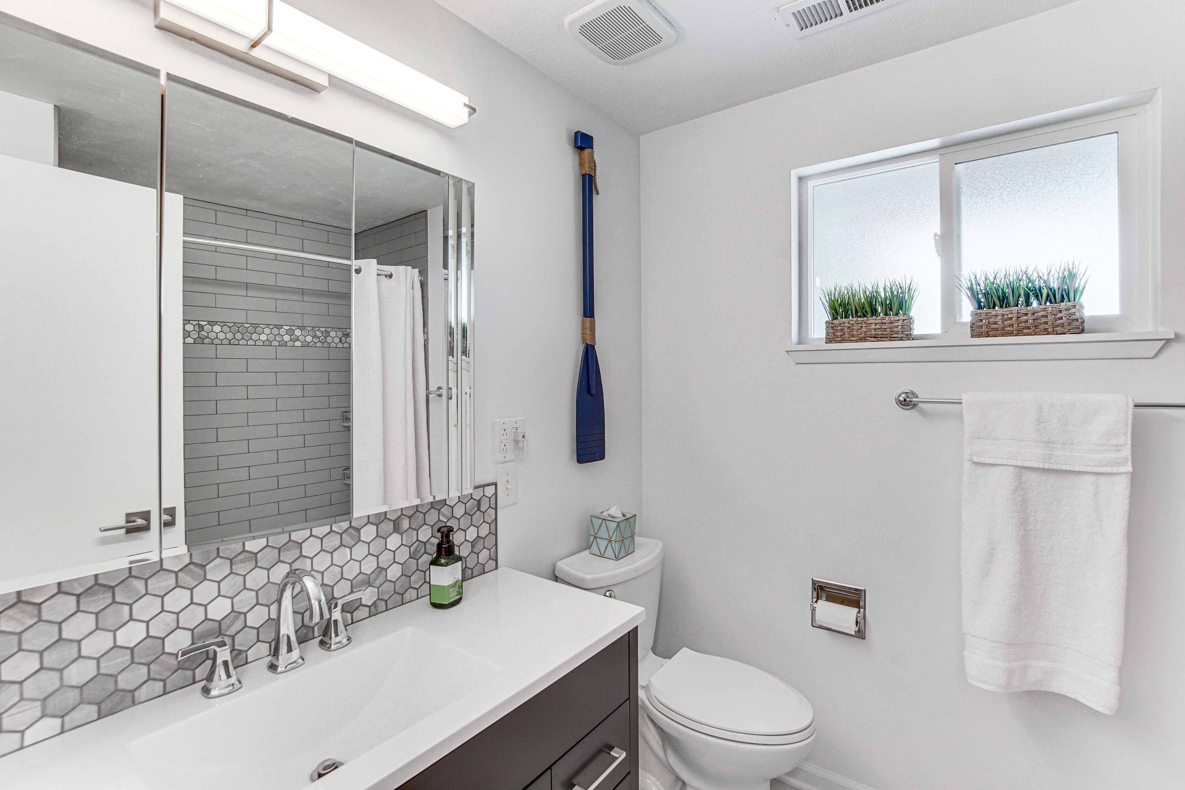 Full Bathroom | Main Level | Shower/Tub Combo