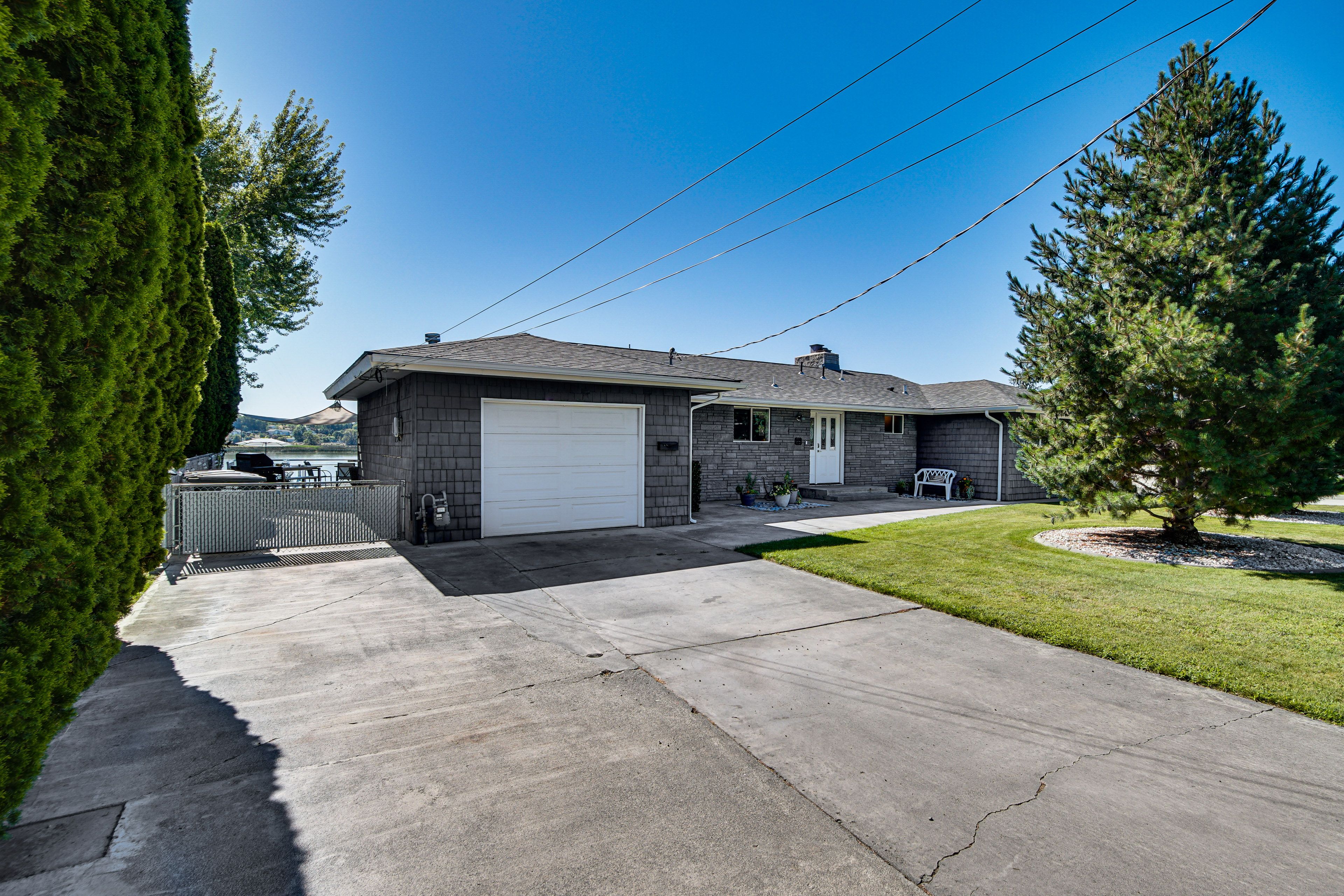 Parking | Driveway (5 Vehicles) | Street Parking | RV/Trailer Parking