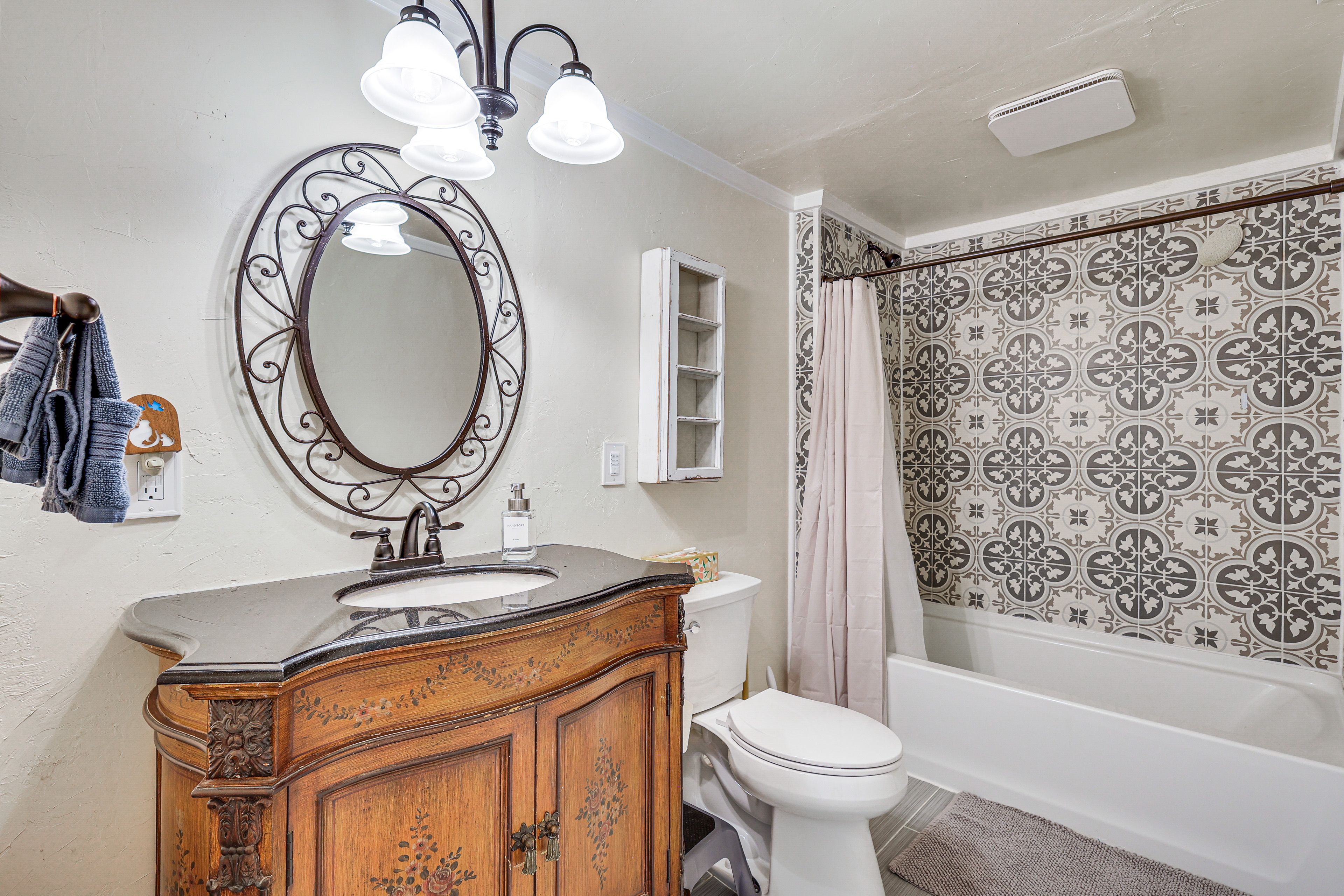 Full Bathroom | 2nd Floor