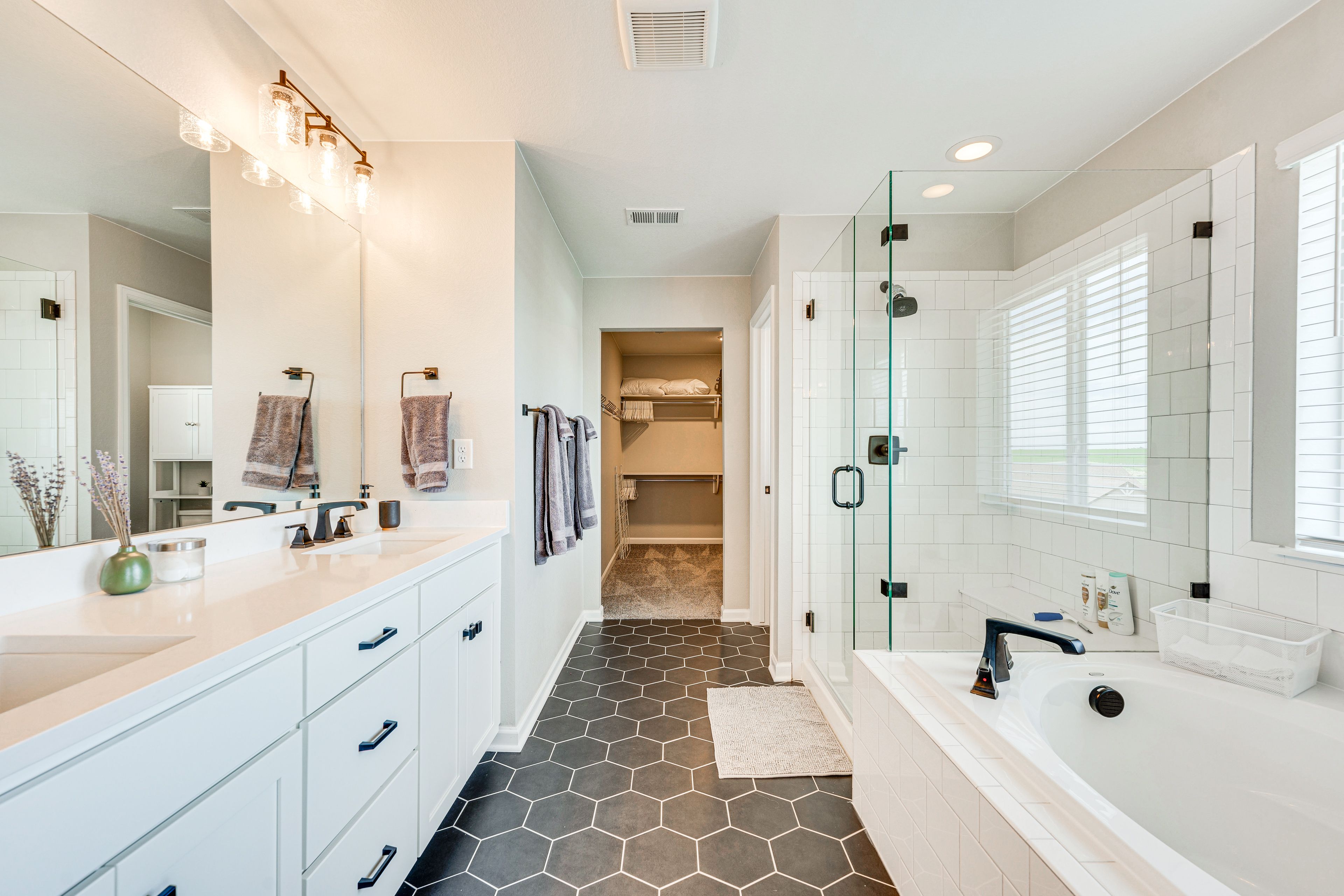 Full Bathroom | Complimentary Toiletries | 2nd Floor