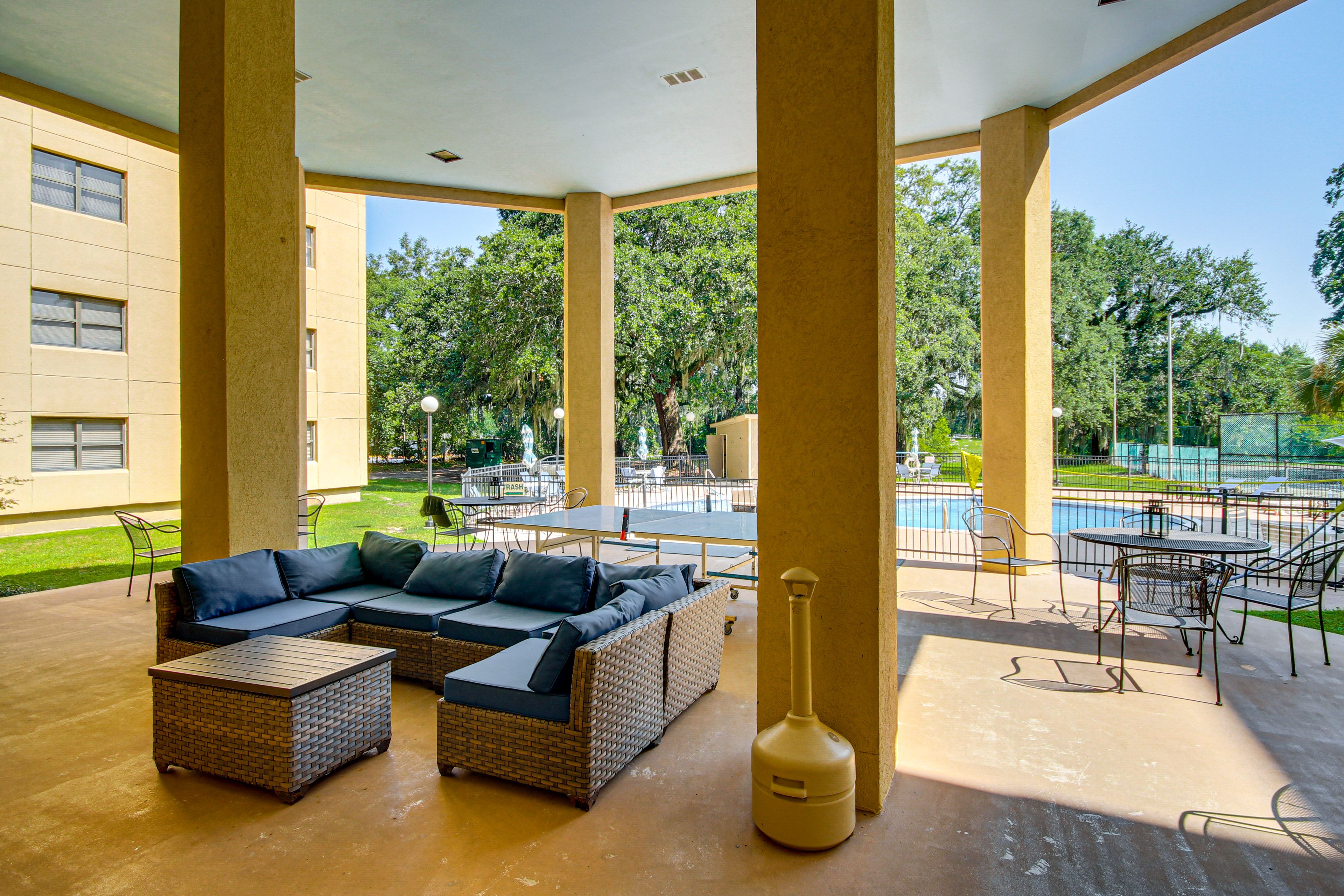 Community Amenities | Ping-Pong Table | Outdoor Lounge & Dining Areas