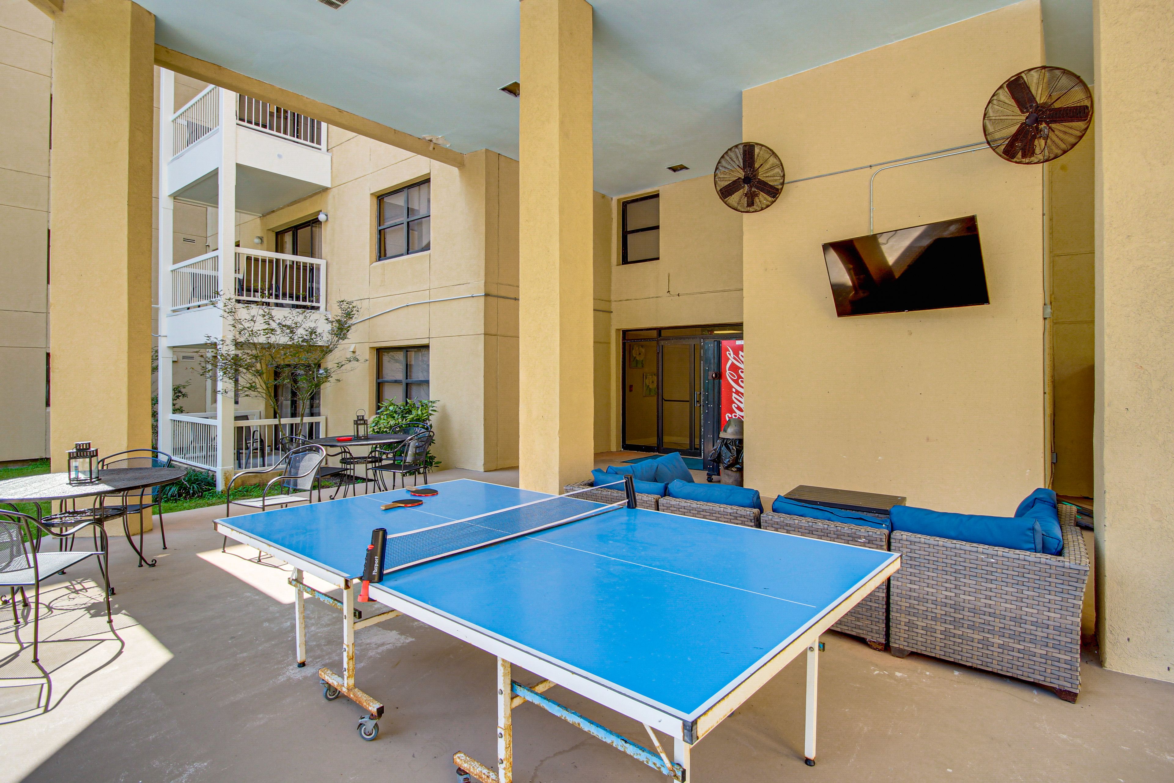 Community Amenities | Outdoor Dining & Lounge Area | Ping-Pong Table