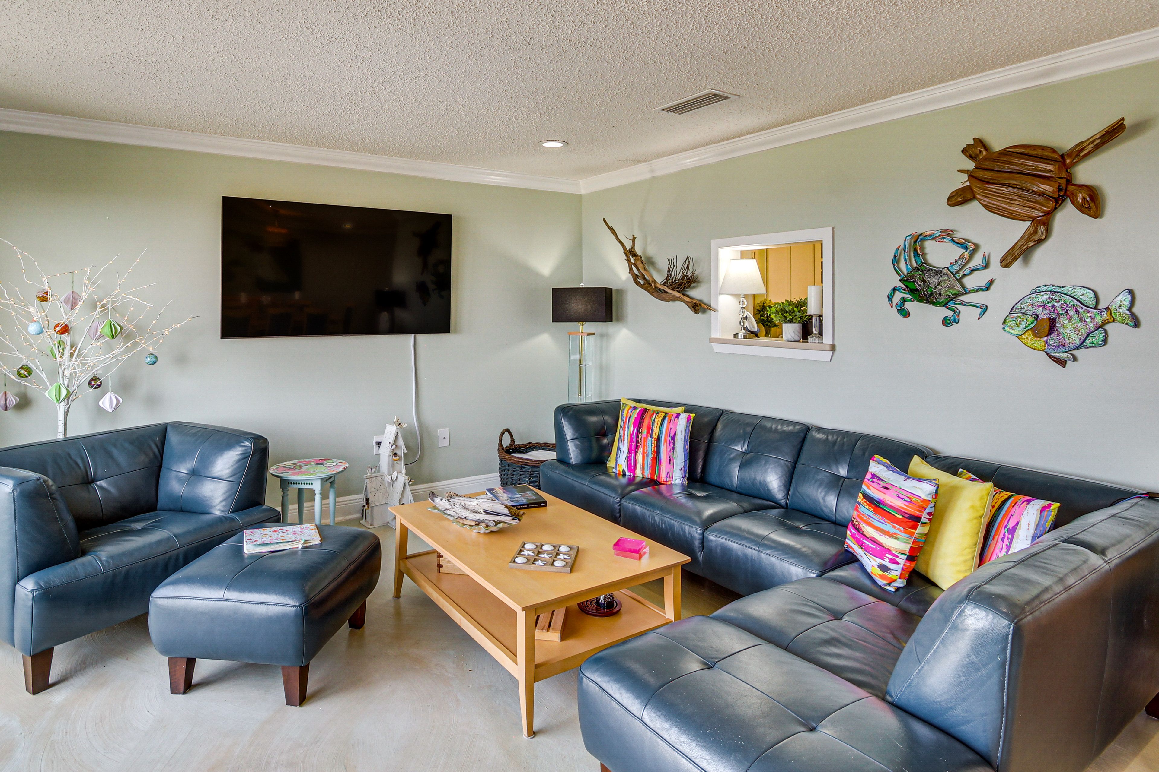 Living Room | Smart TV | Central A/C | Free WiFi | Ocean View