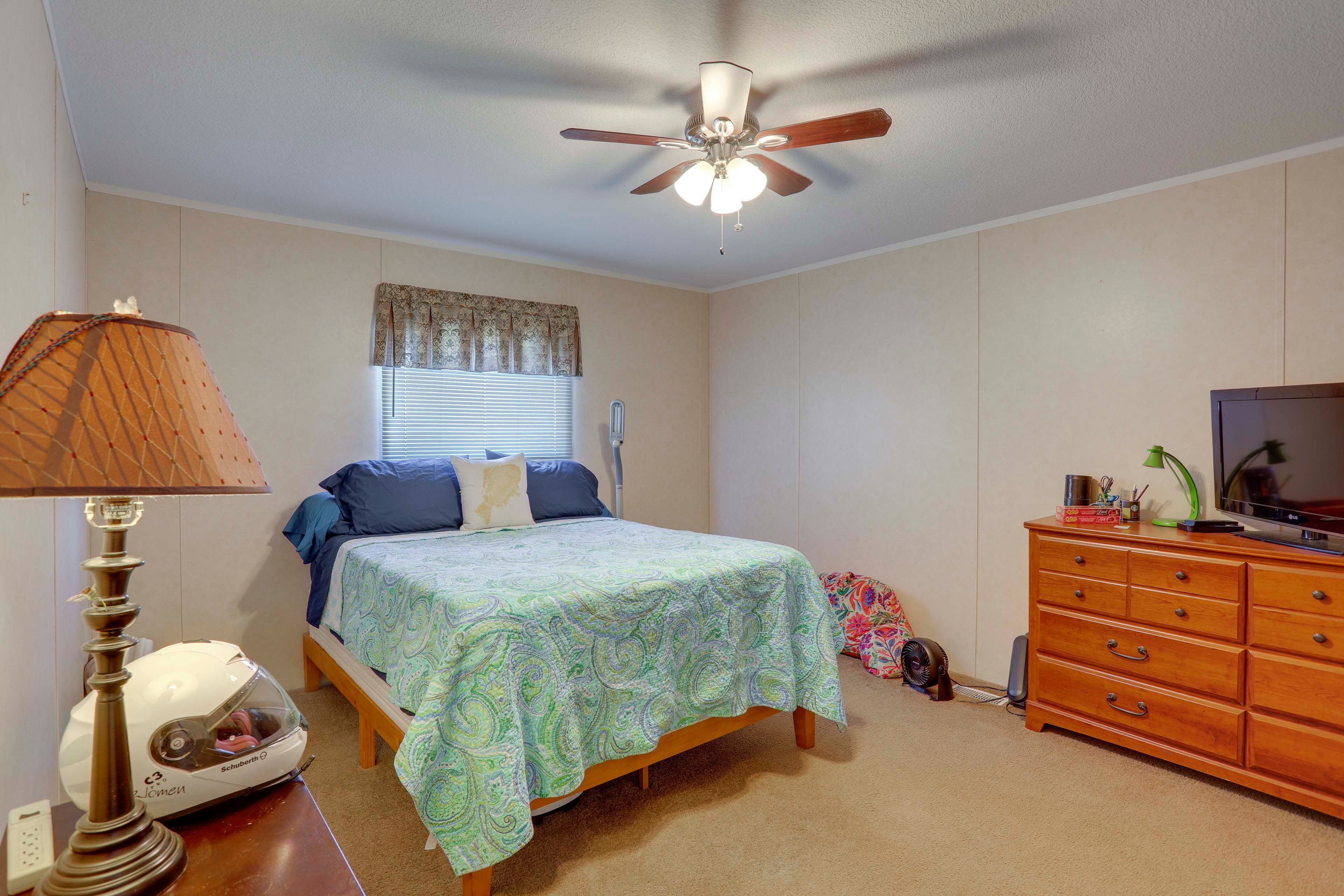 Bedroom 1 | Queen Bed