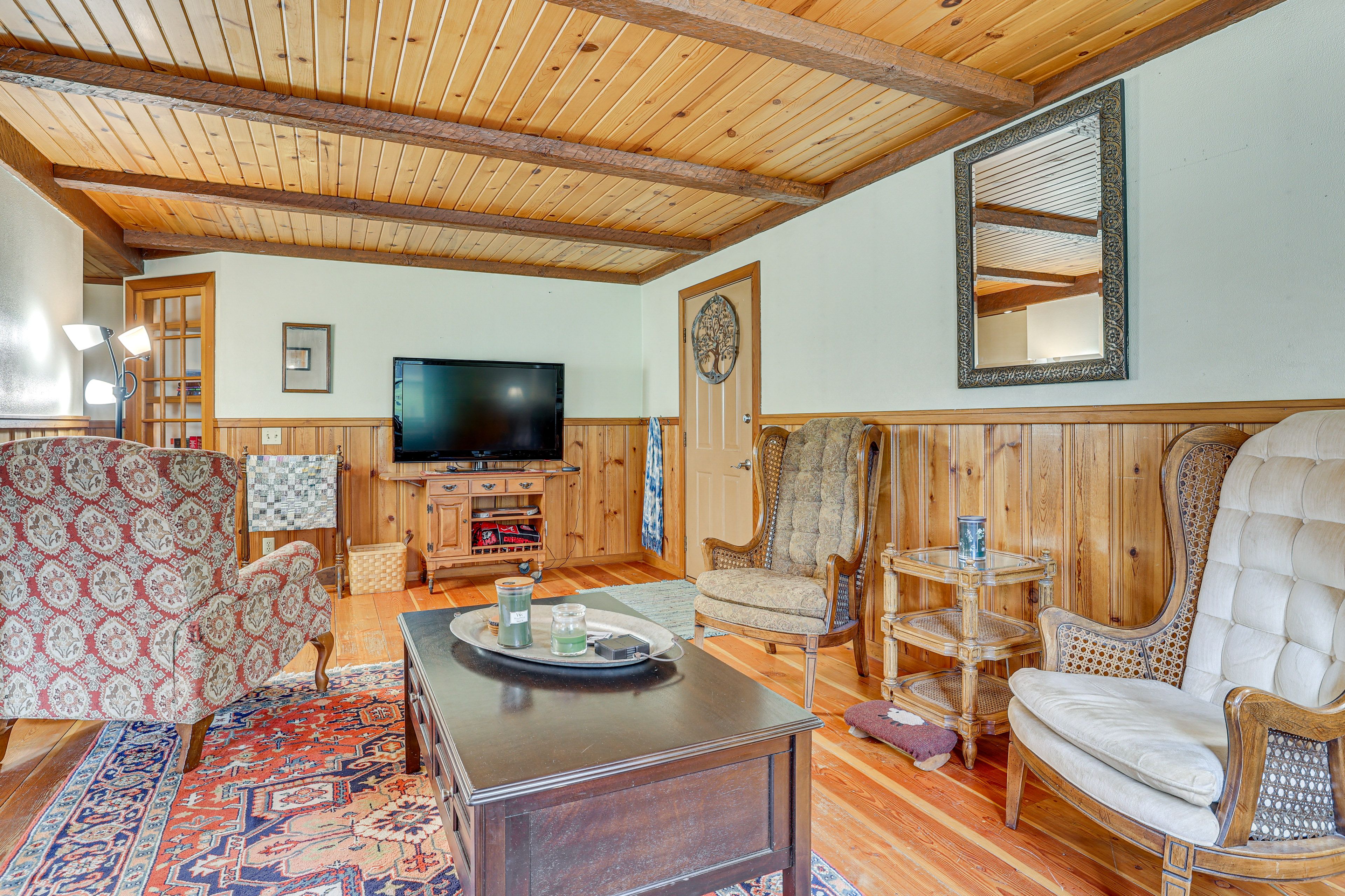 Living Room | Flat-Screen TV w/ Roku