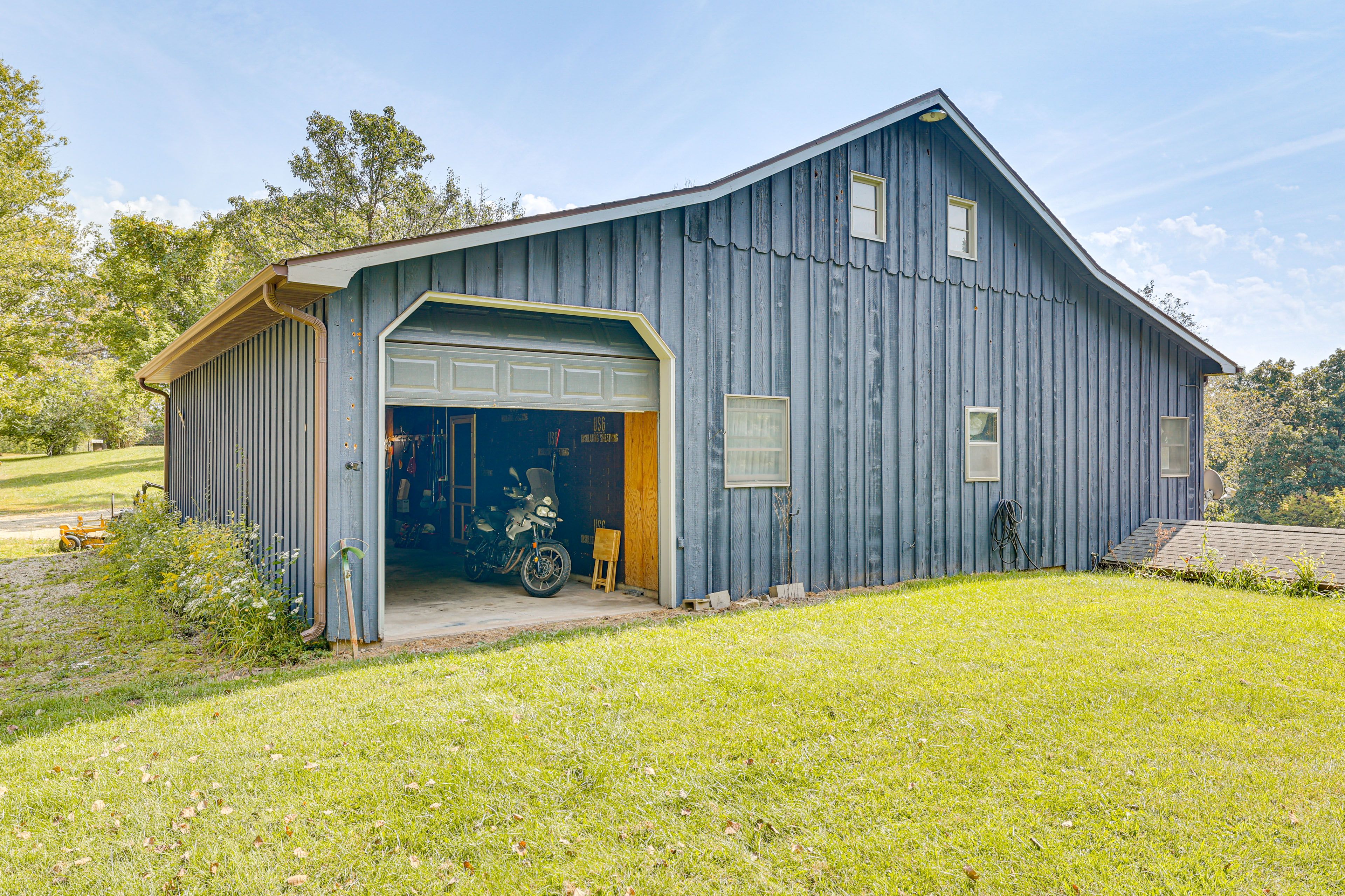 Parking | Garage (1 Vehicle) | Gravel Driveway (4 Vehicles)