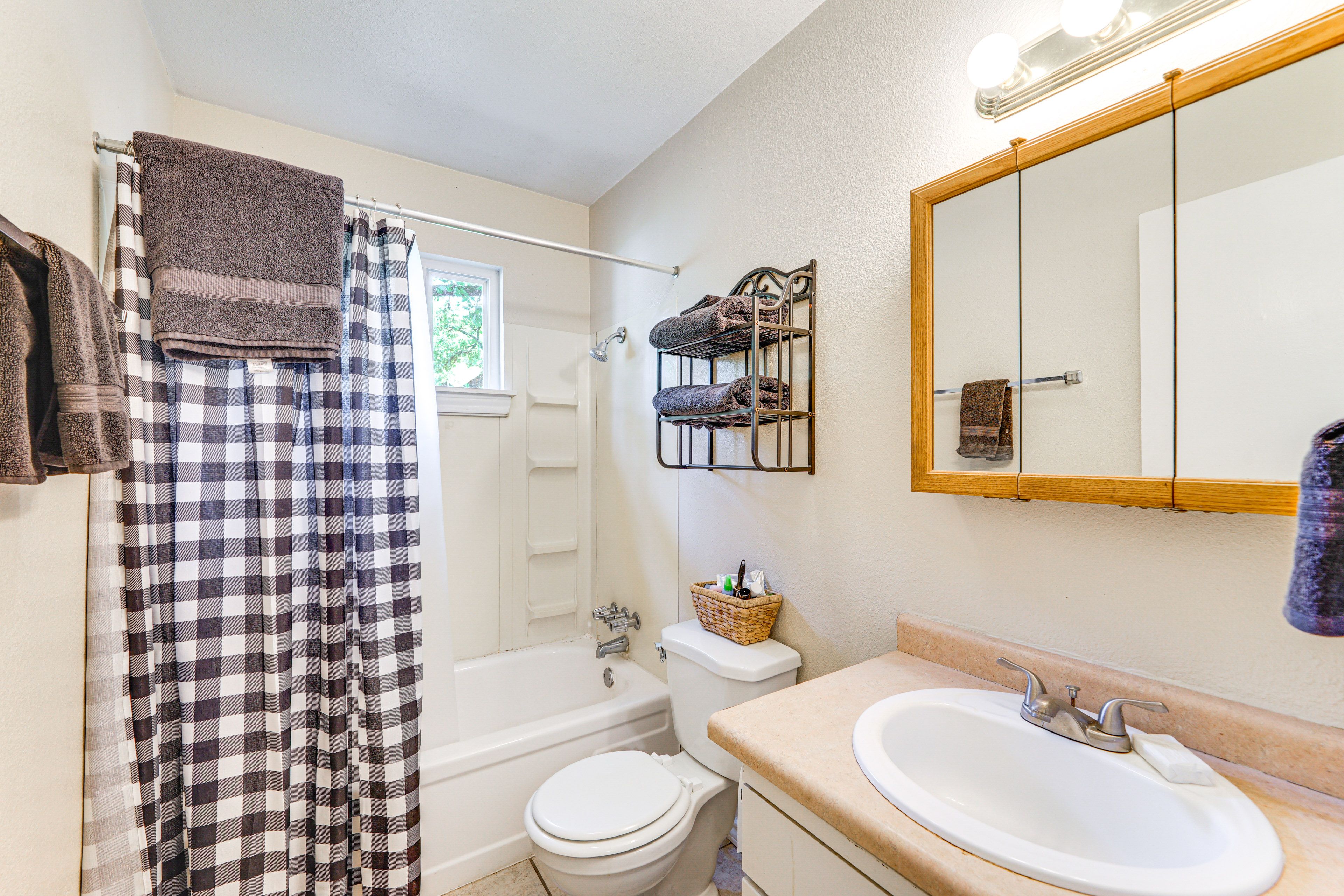 Full Bathroom | Complimentary Toiletries