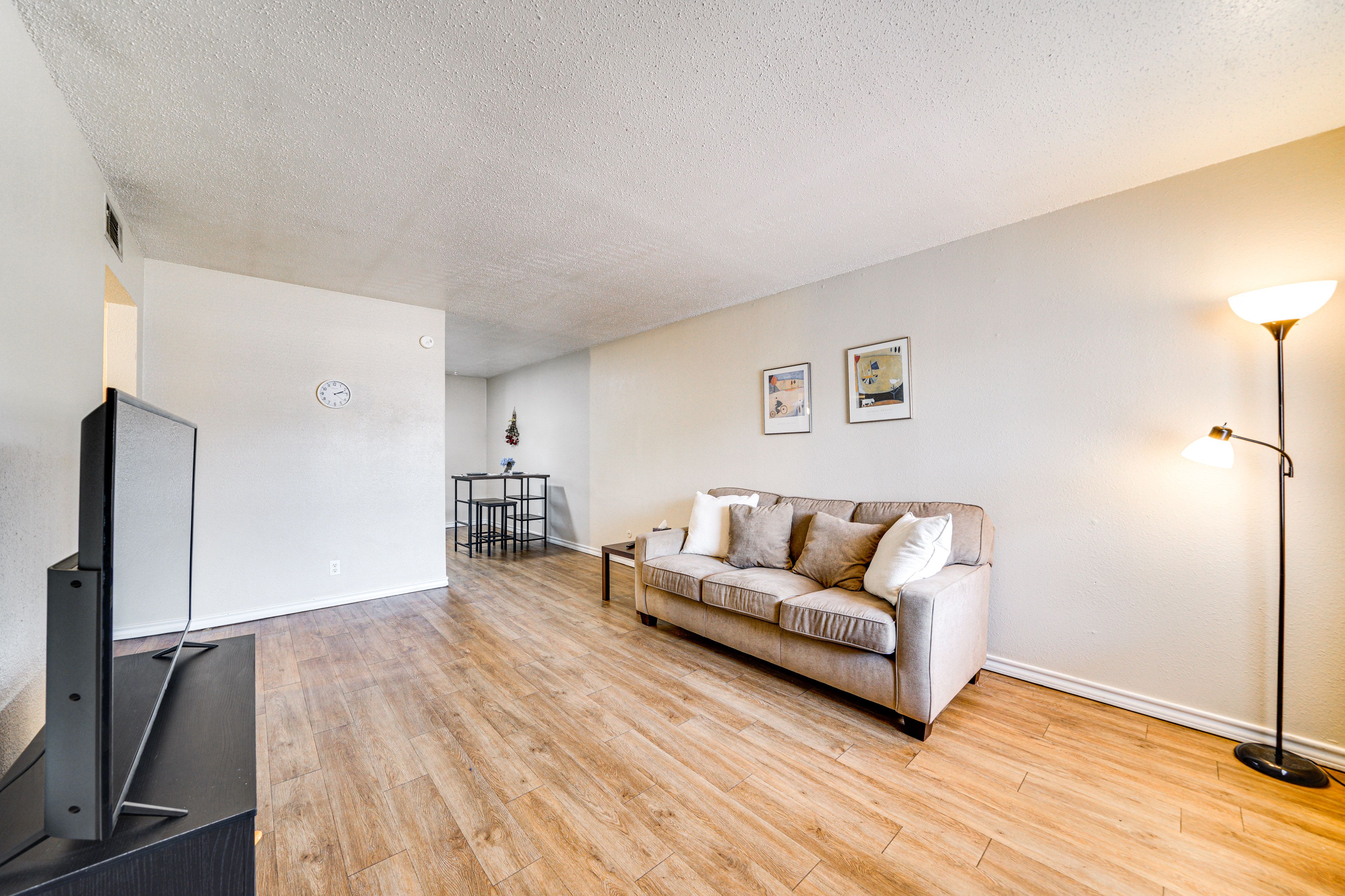 Living Room | Smart TV | Free WiFi | Central A/C & Heating | Board Games