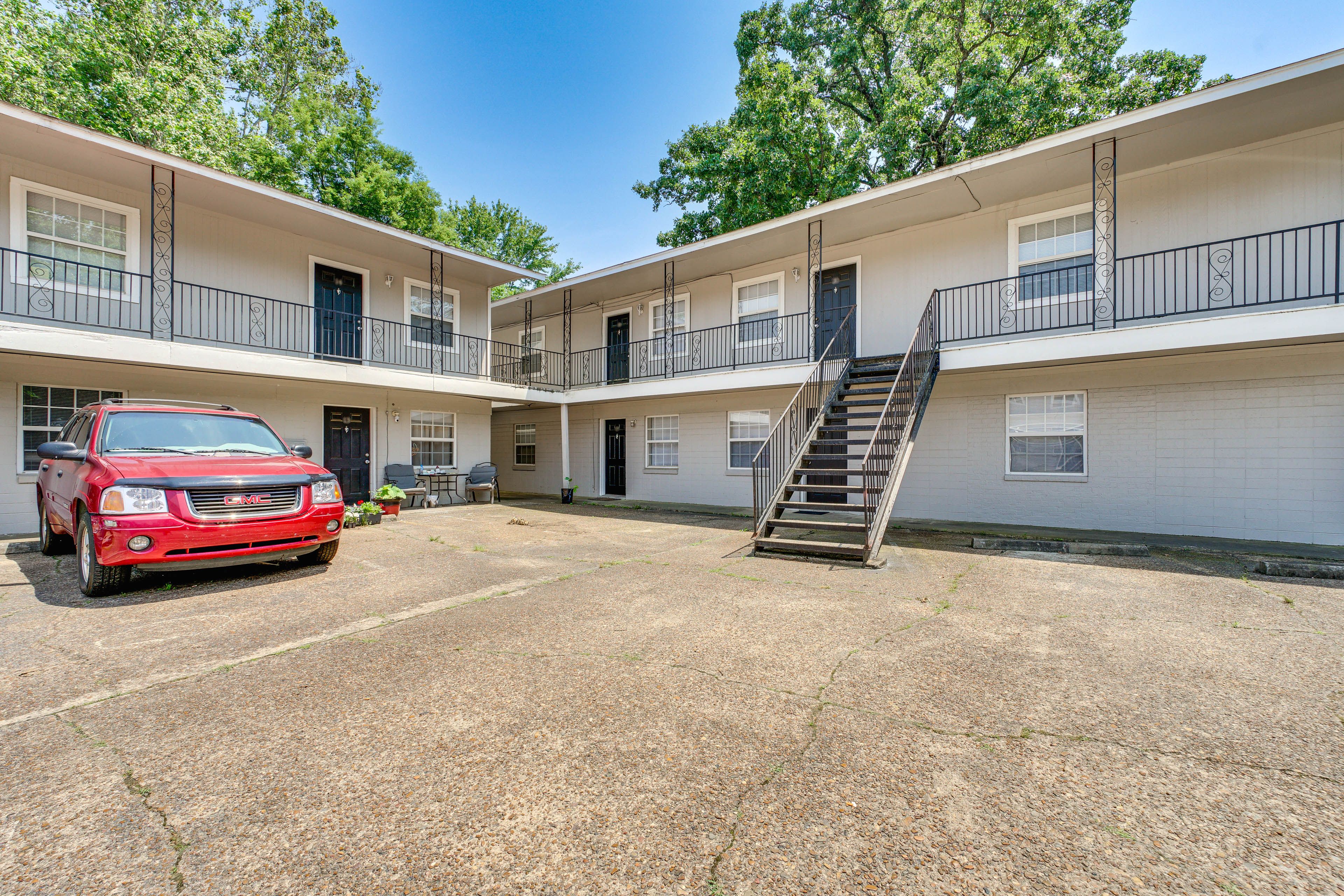 Property Exterior | 2nd-Floor Unit | Shared Parking Lot (1 Vehicle)