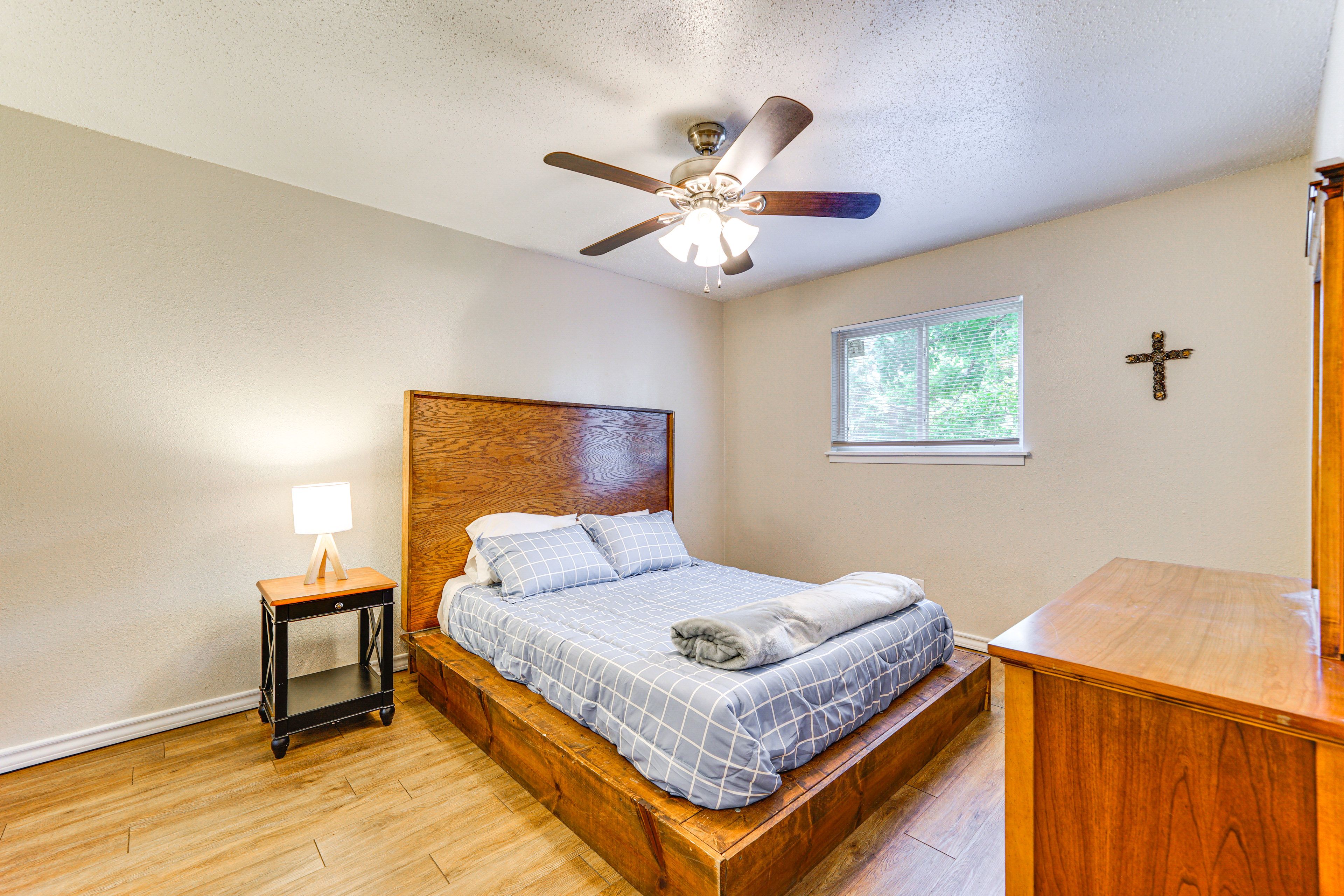 Bedroom | Queen Bed