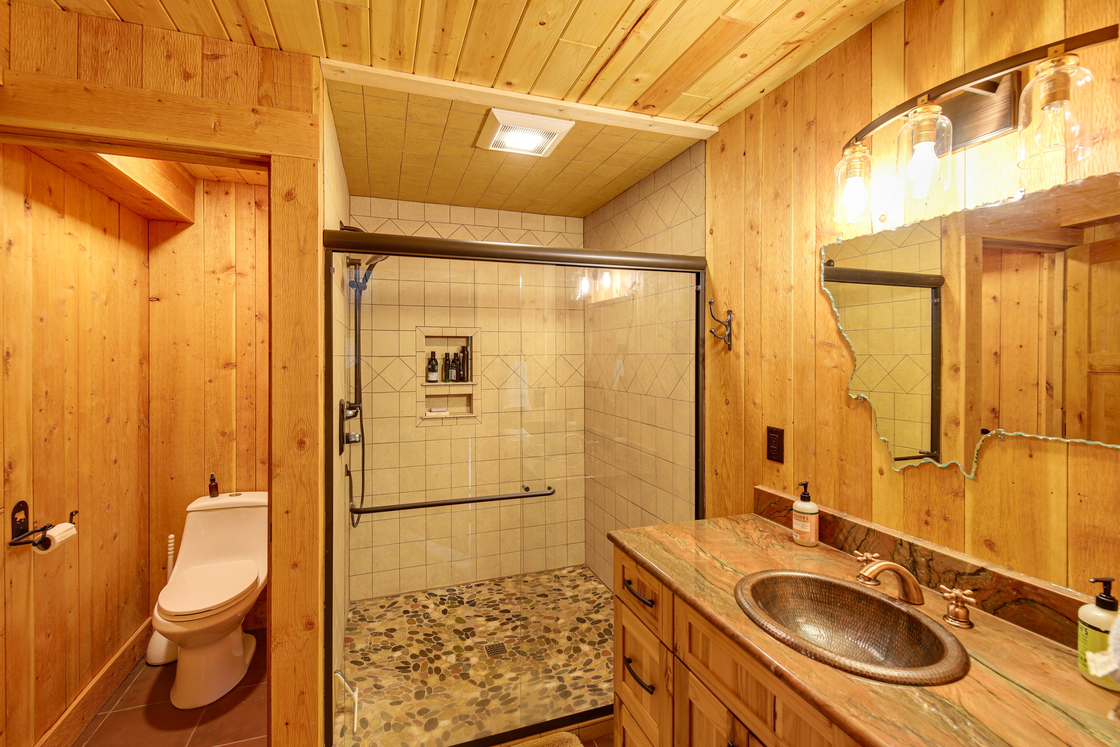 Full Bathroom | Lower Level | Towels Provided
