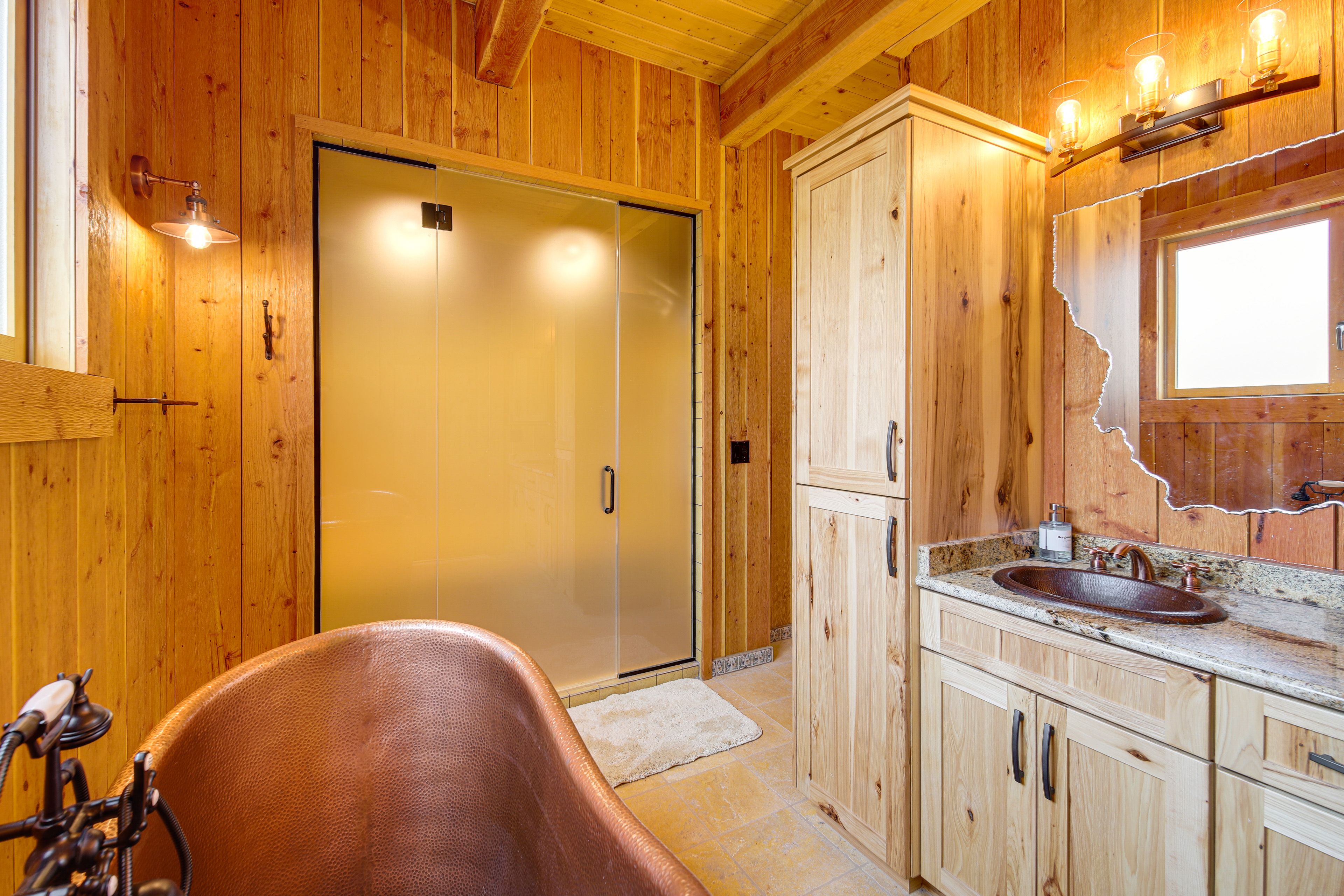 Full Bathroom | Main Level | Towels Provided