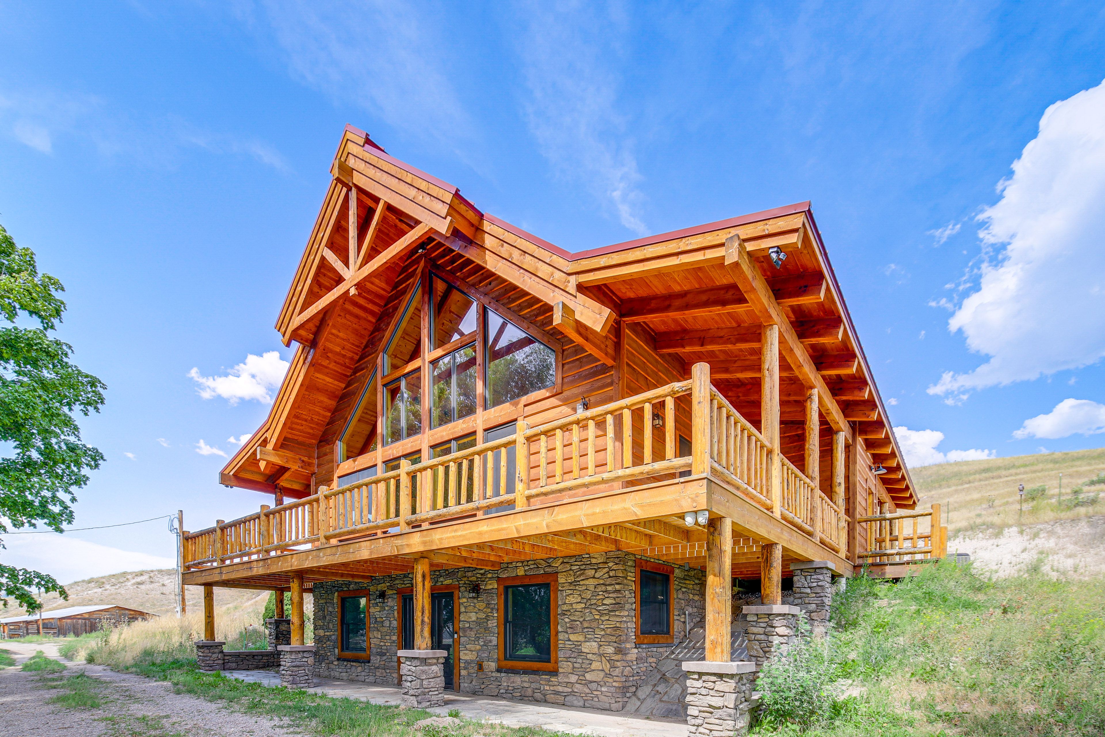 Arlee Vacation Rental | 2BR | 2BA | Steps to Access Main Level | 2,400 Sq Ft