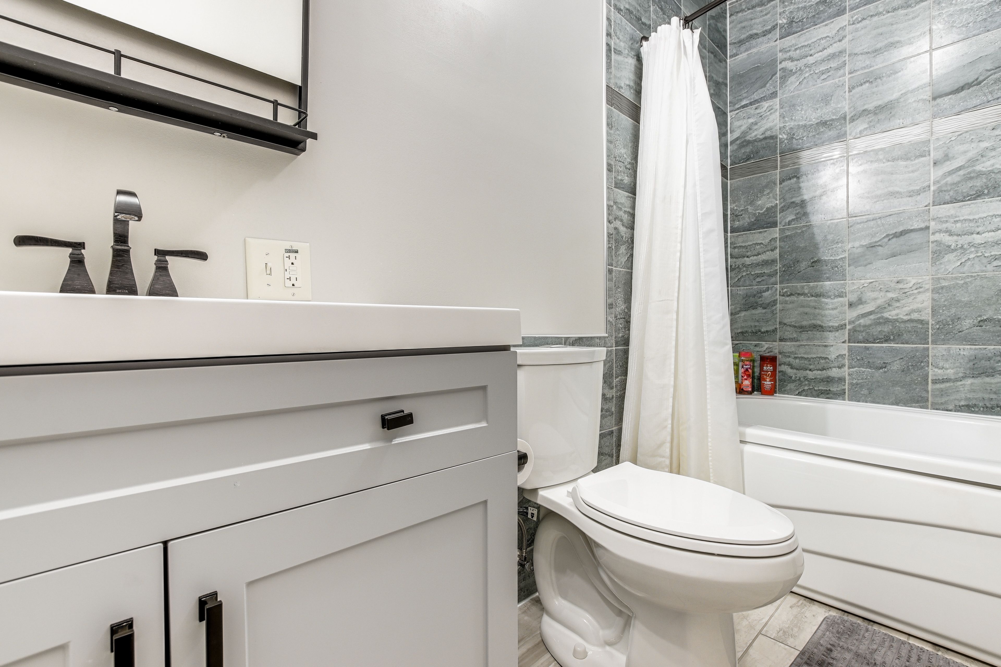 Full Bathroom | 2nd Floor | Shower/Tub Combo w/ Whirlpool Option