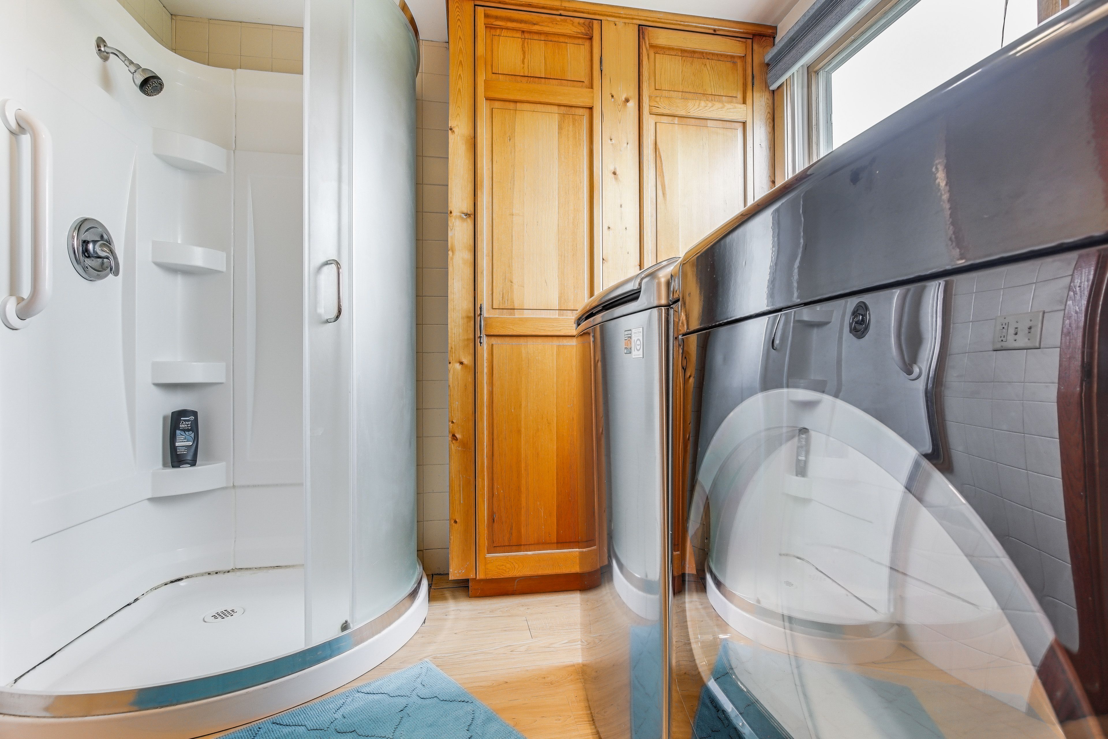Full Bathroom | 1st Floor | Walk-In Shower | Soaking Tub | Towels Provided