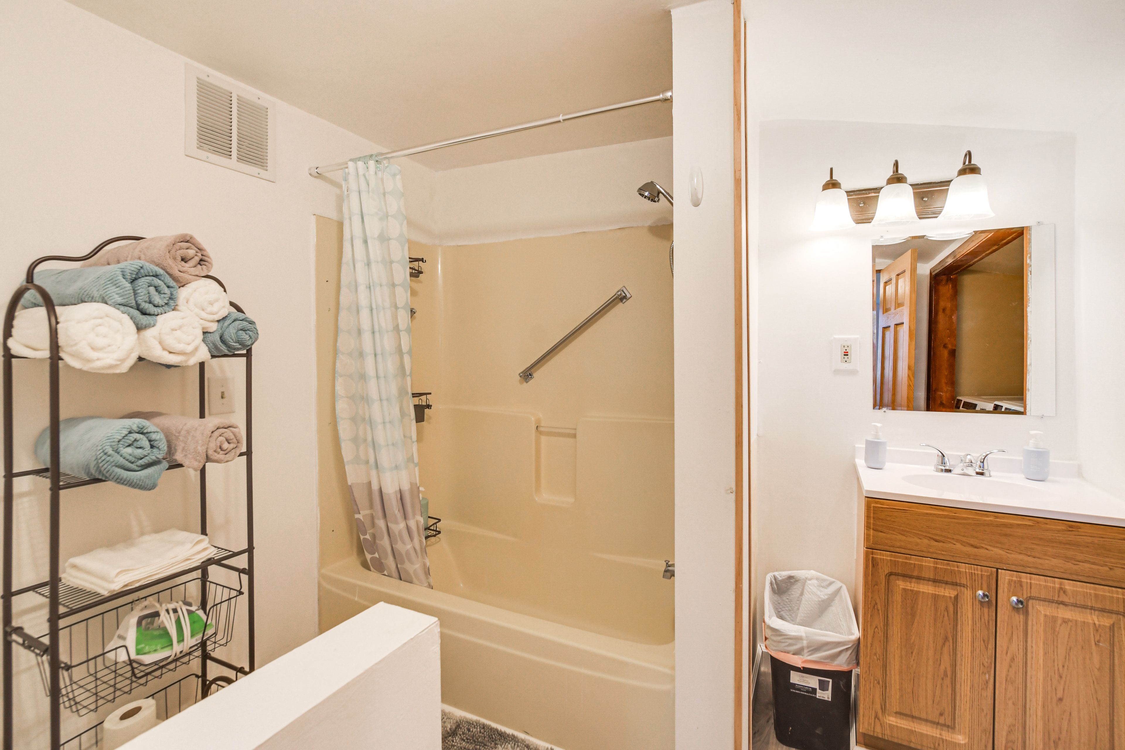 Full Bathroom | Towels Provided | 1st Floor