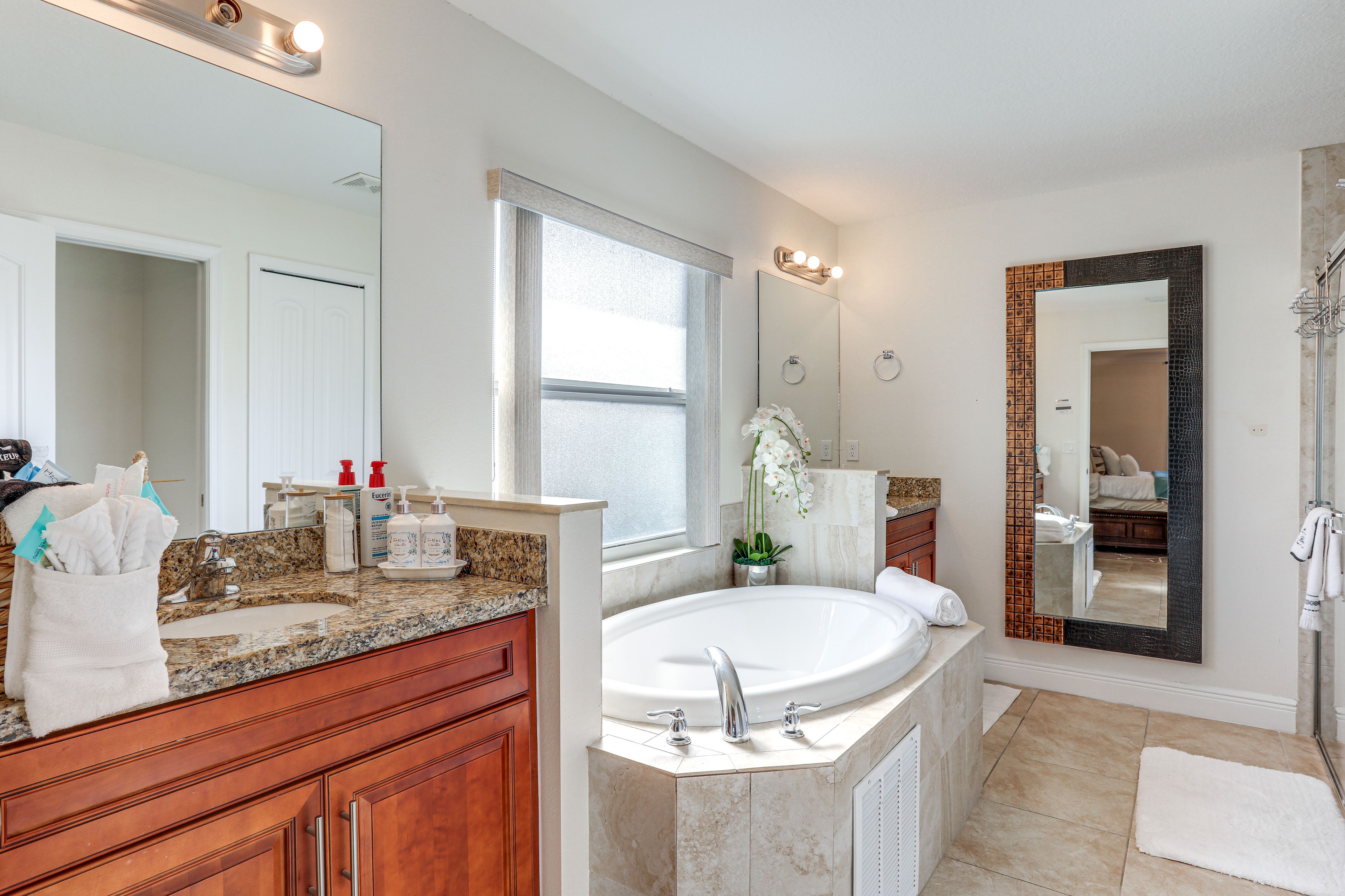 Full Bathroom | Hair Dryer | Jetted Tub