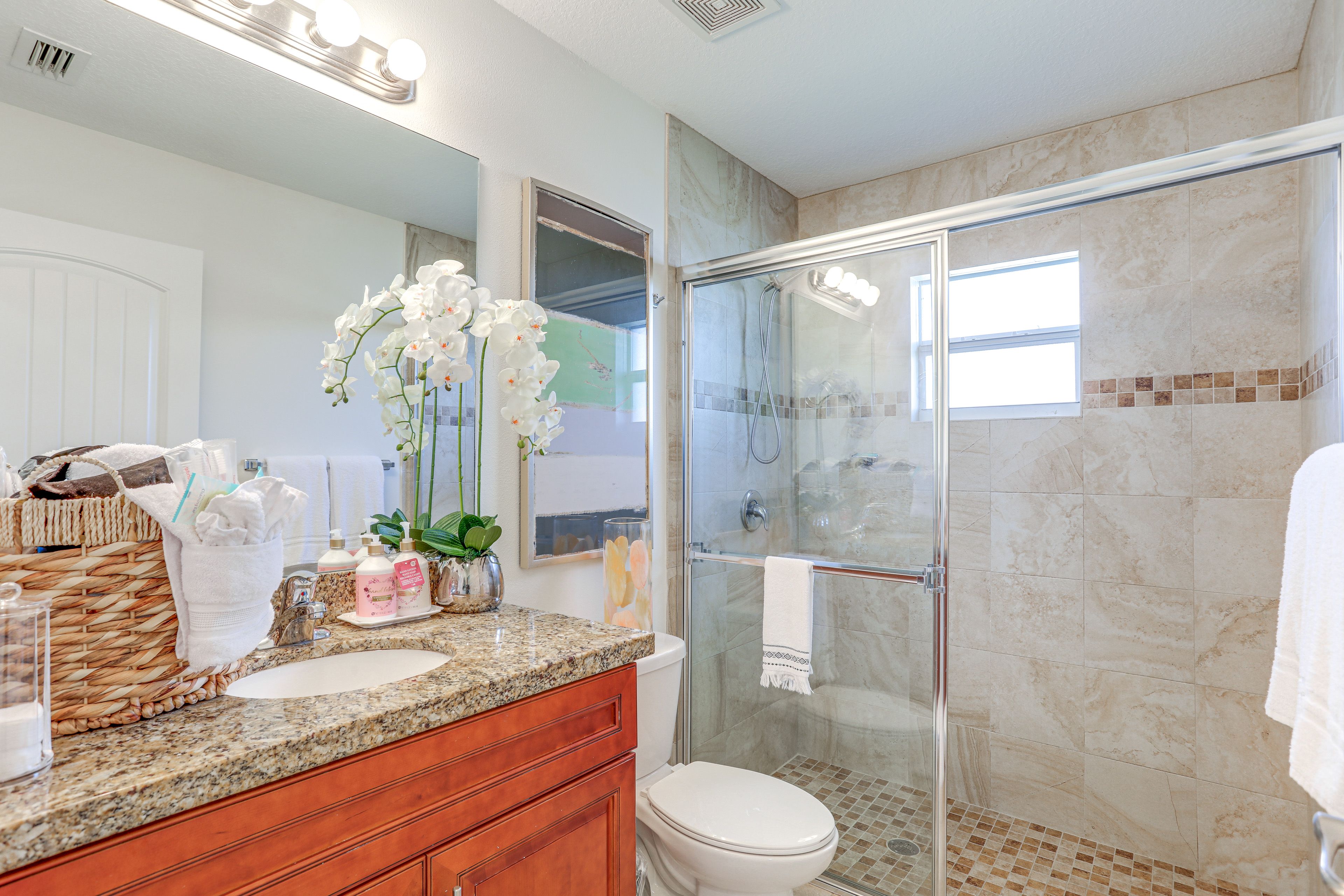 Full Bathroom | Towels Provided | Complimentary Toiletries