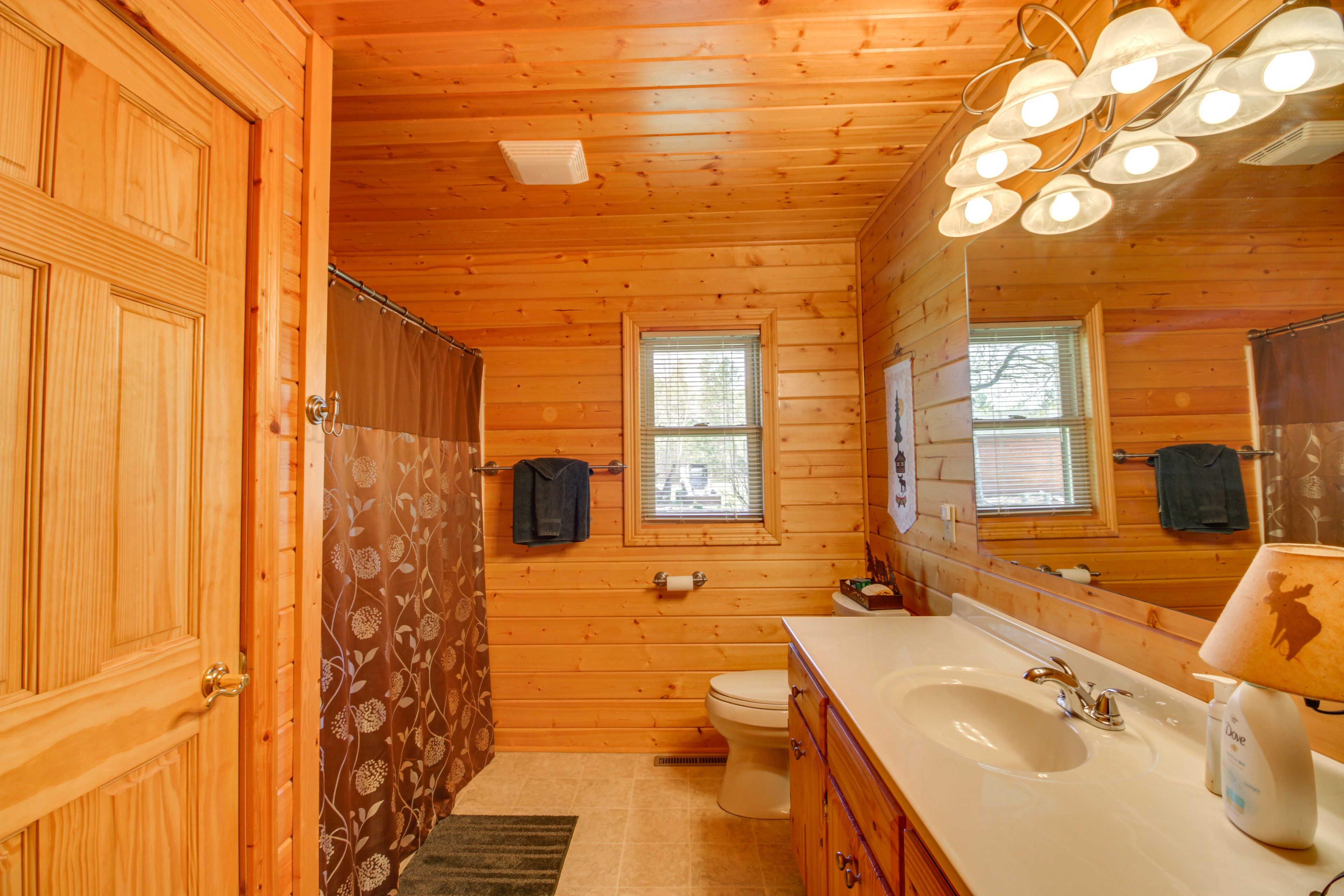 Full Bathroom | Complimentary Toiletries | Main Level