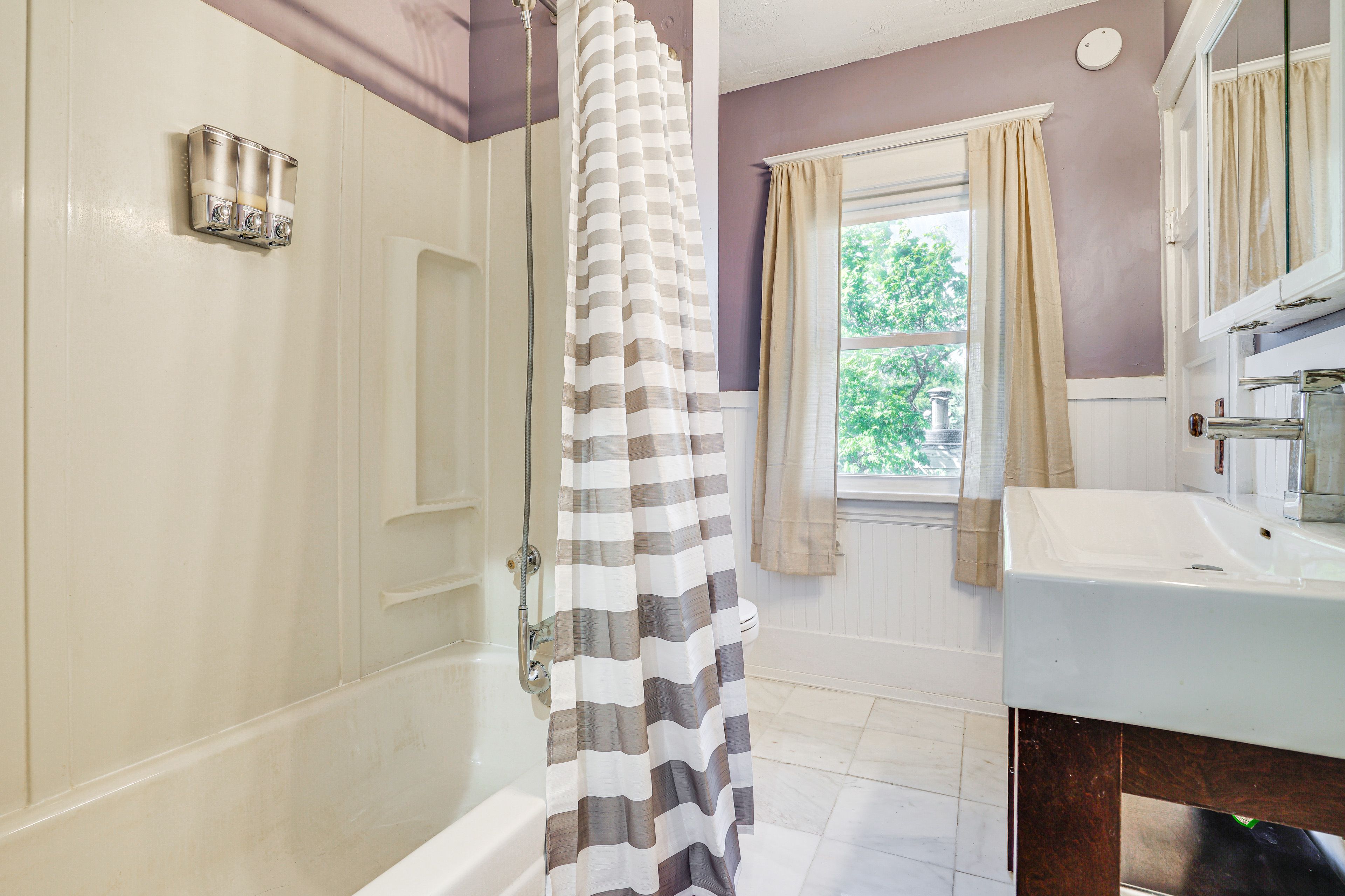 Full Bathroom | Towels Provided