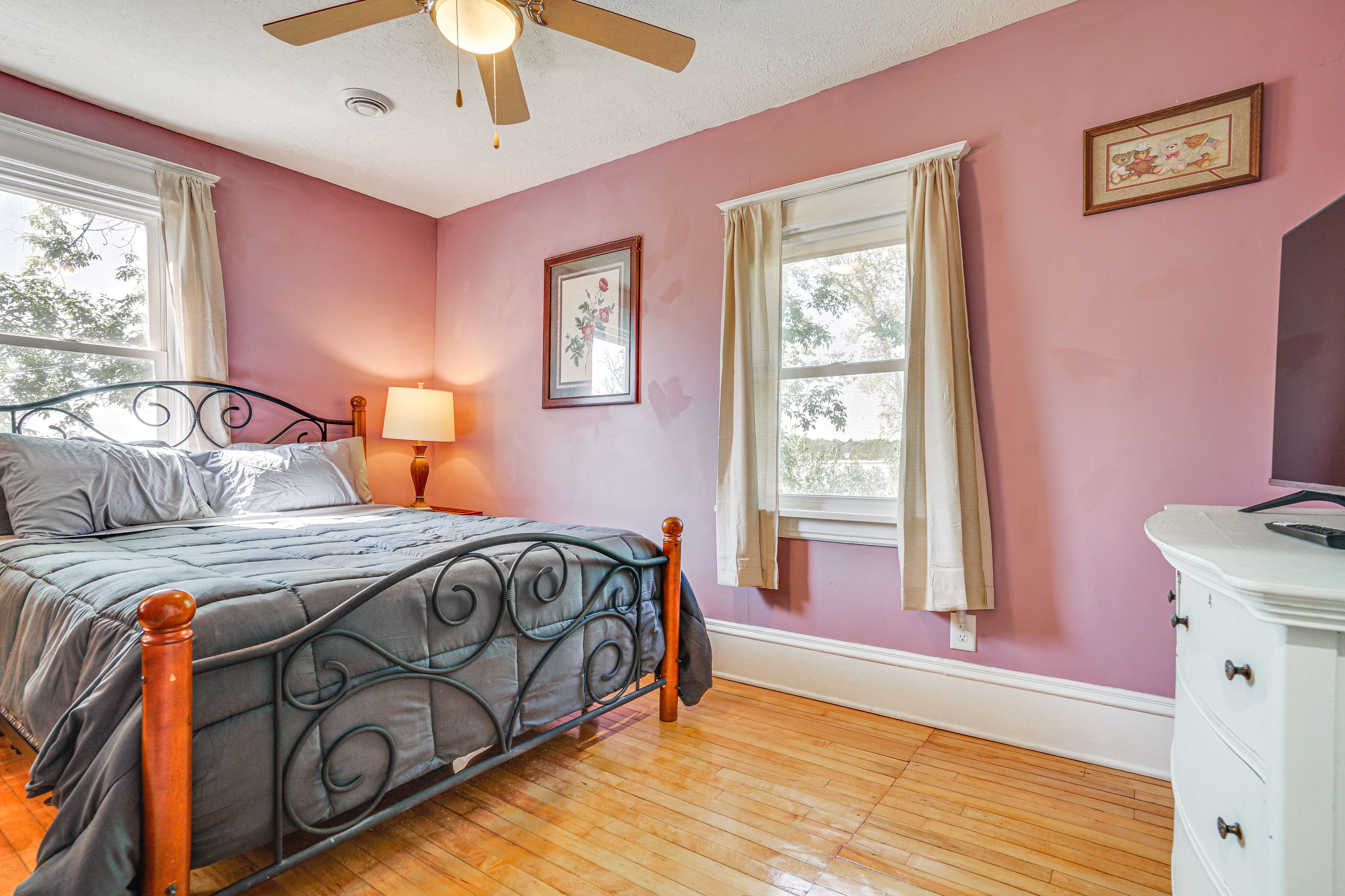 Bedroom 1 | King Bed | Linens Provided