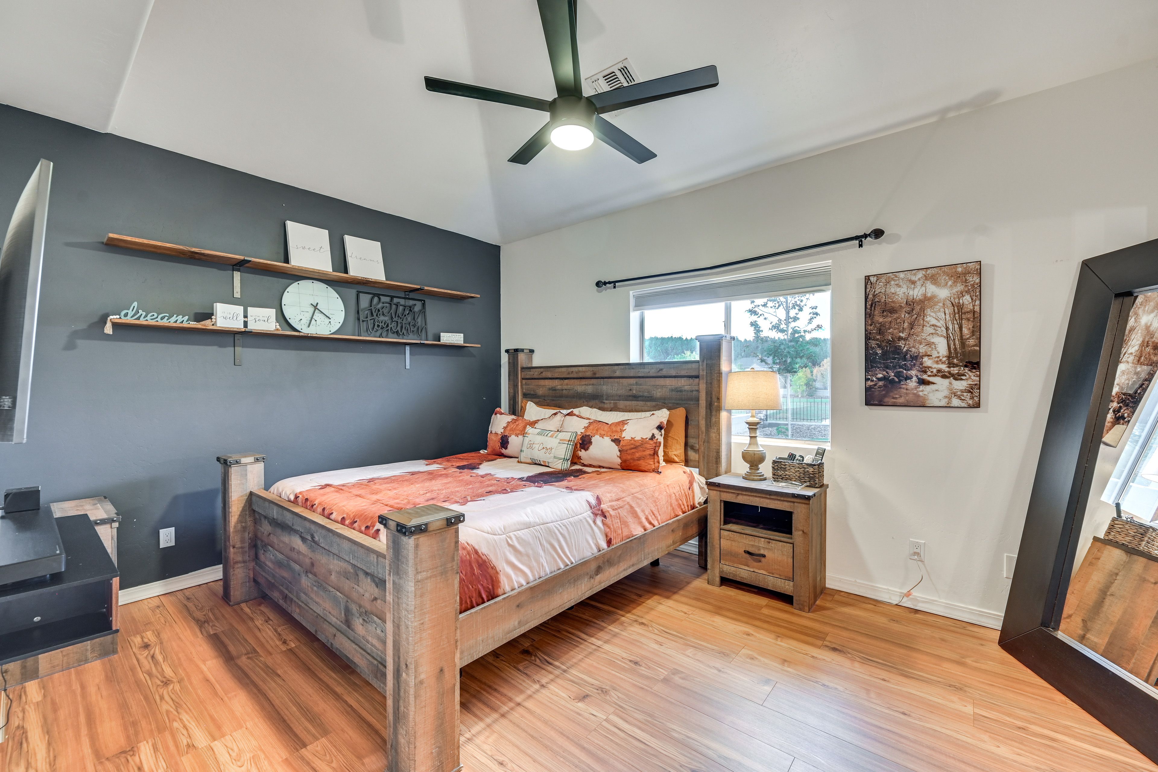 Bedroom 1 | King Bed | Flat-Screen TV | En-Suite Bathroom