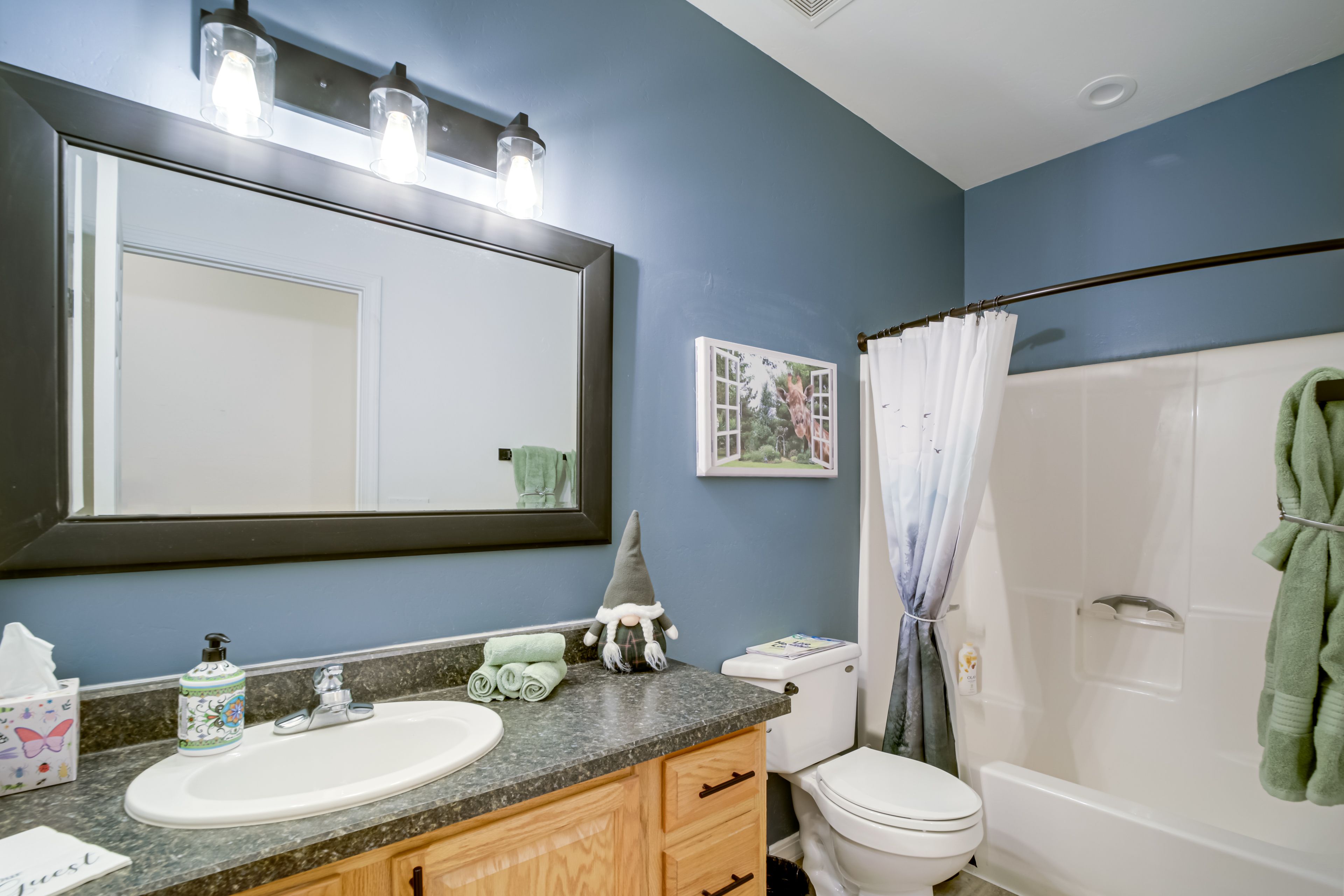 Full Bathroom | Towels Provided
