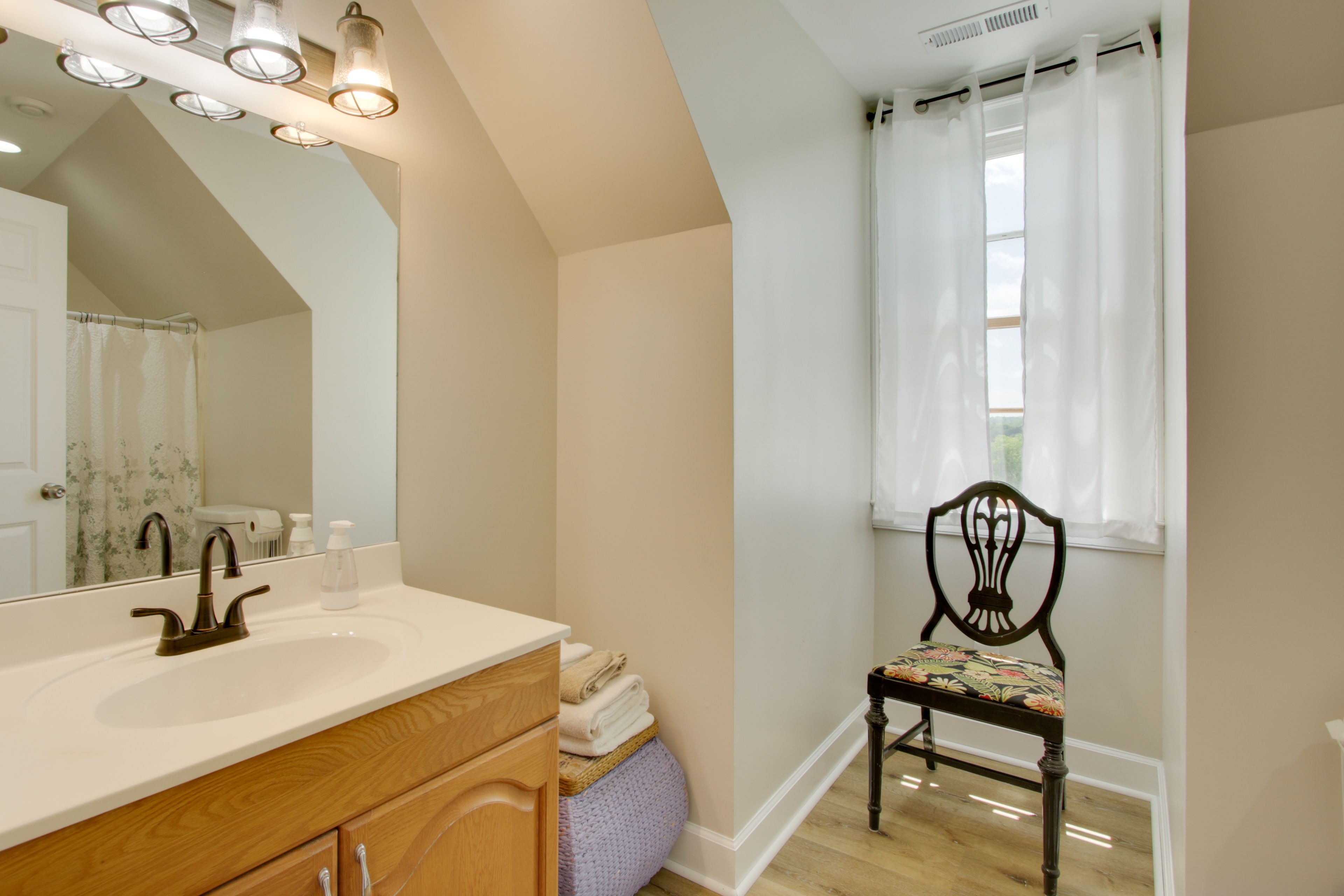 Full Bathroom | Towels Provided | Upper Level