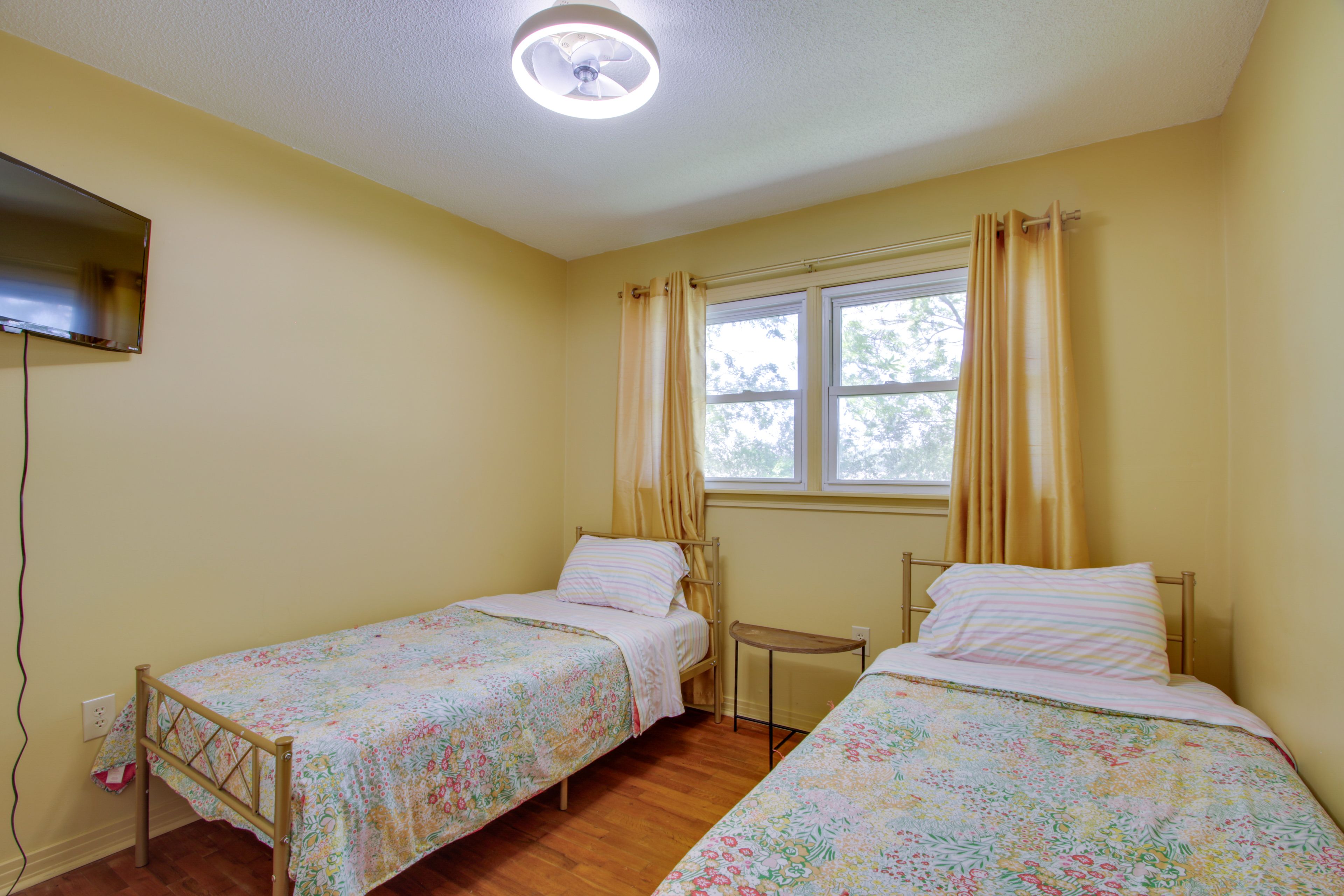 Bedroom 4 | 2 Twin Beds | Flat-Screen TV