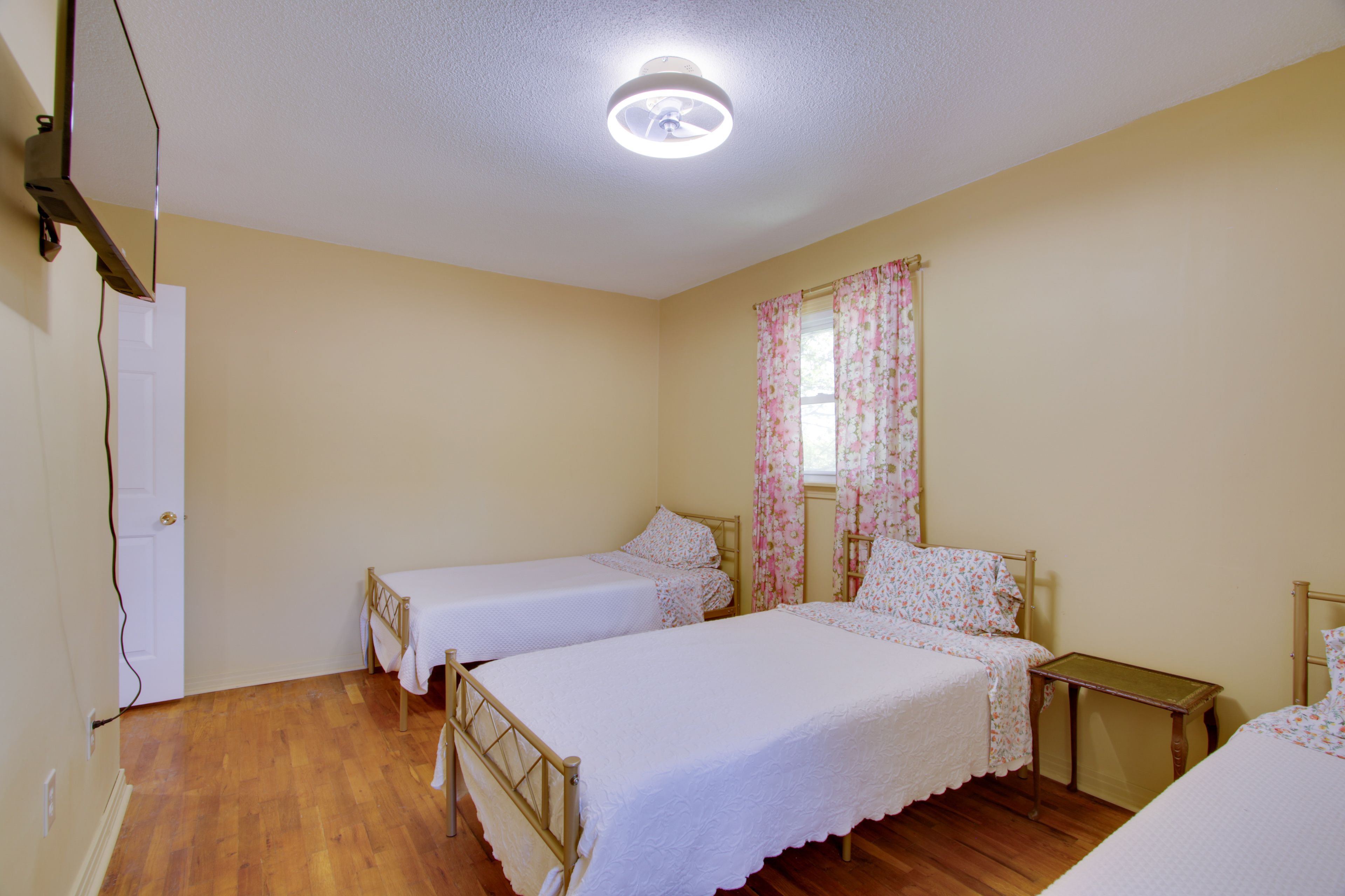 Bedroom 3 | 3 Twin Beds | Flat-Screen TV
