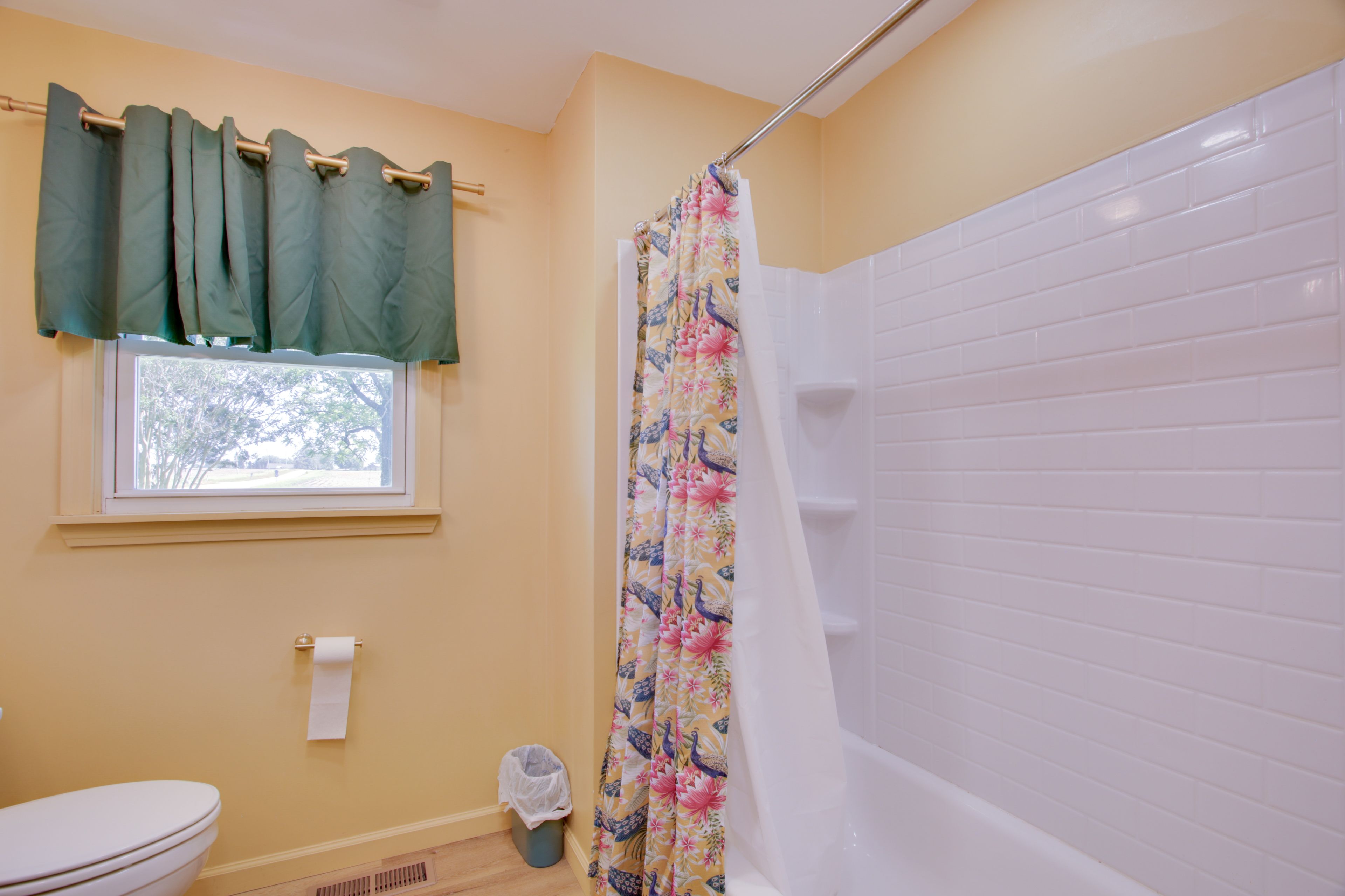 Full Bathroom | Towels Provided