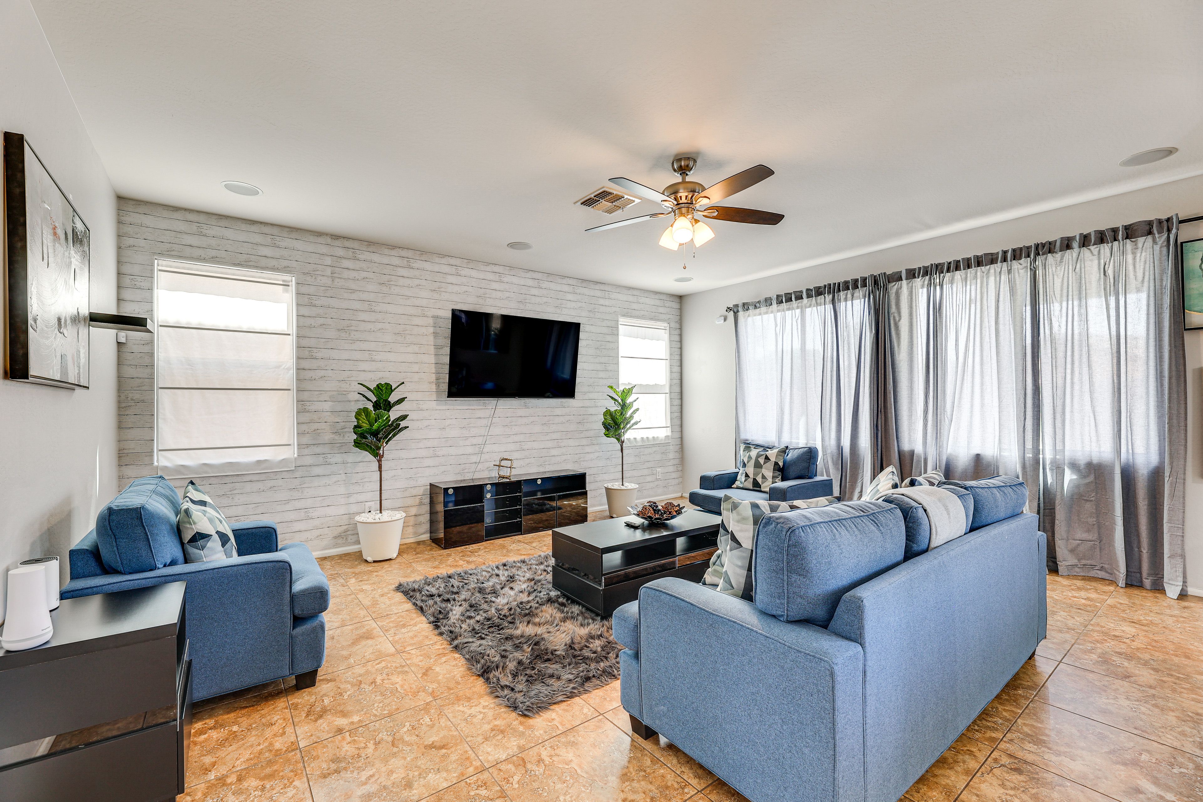 Living Room | Free WiFi | Central Heating & A/C | Smart TV | 1st Floor