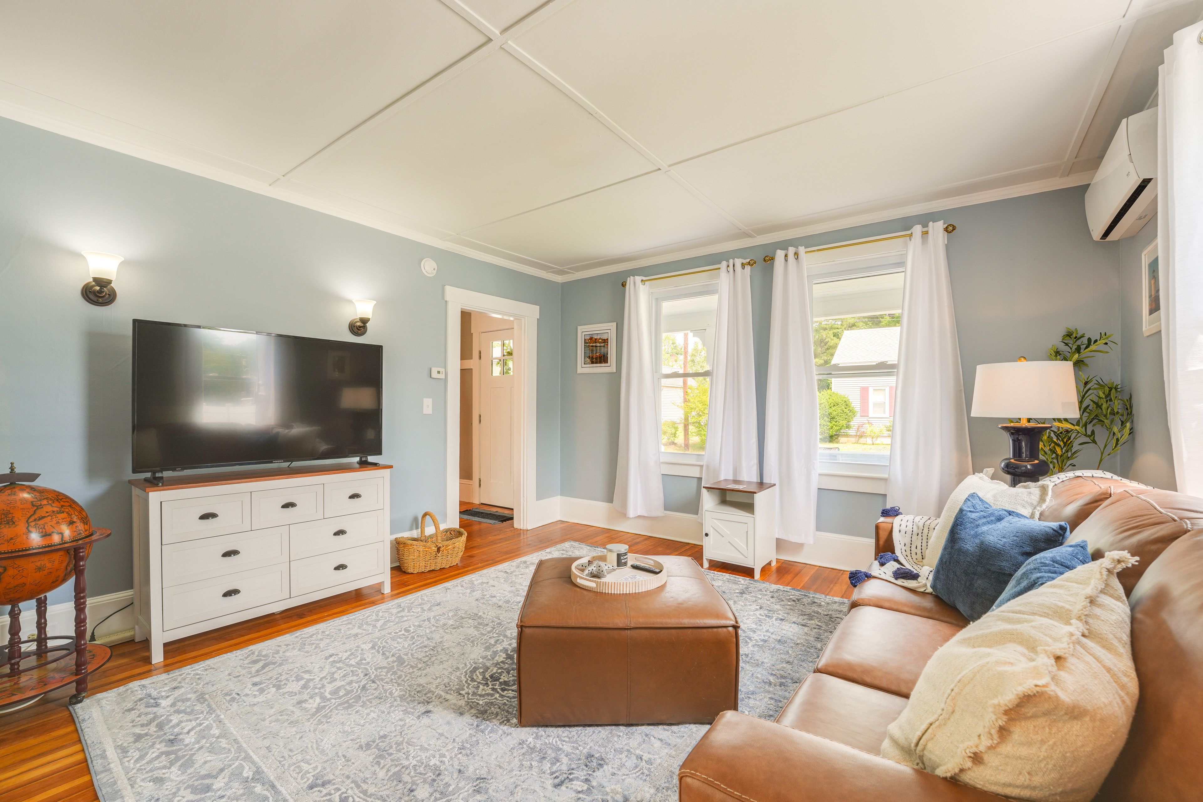 Living Room | 1st Floor | Smart TV | Full Sleeper Sofa | Free WiFi