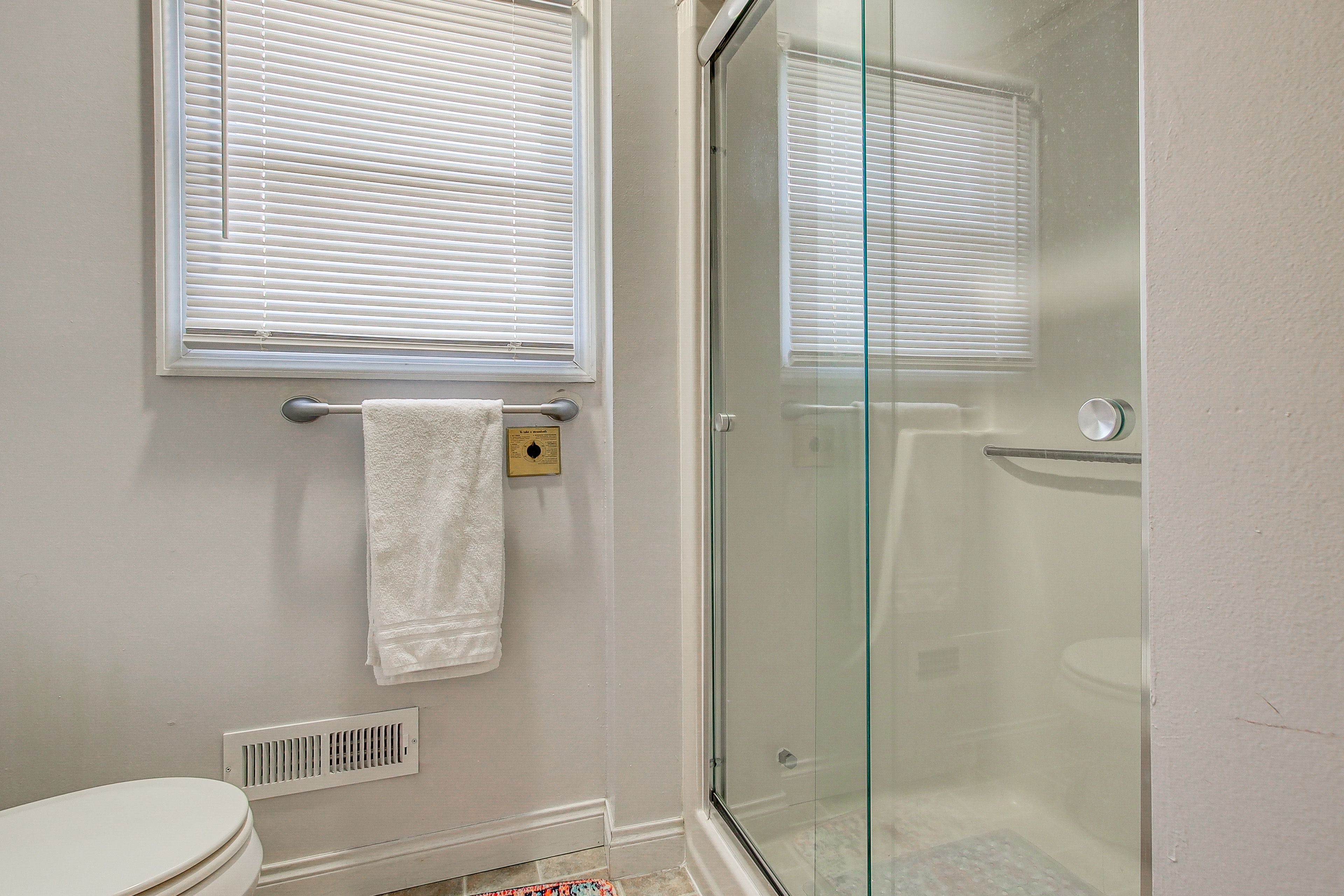 Full Bathroom | 2nd Floor | Complimentary Toiletries